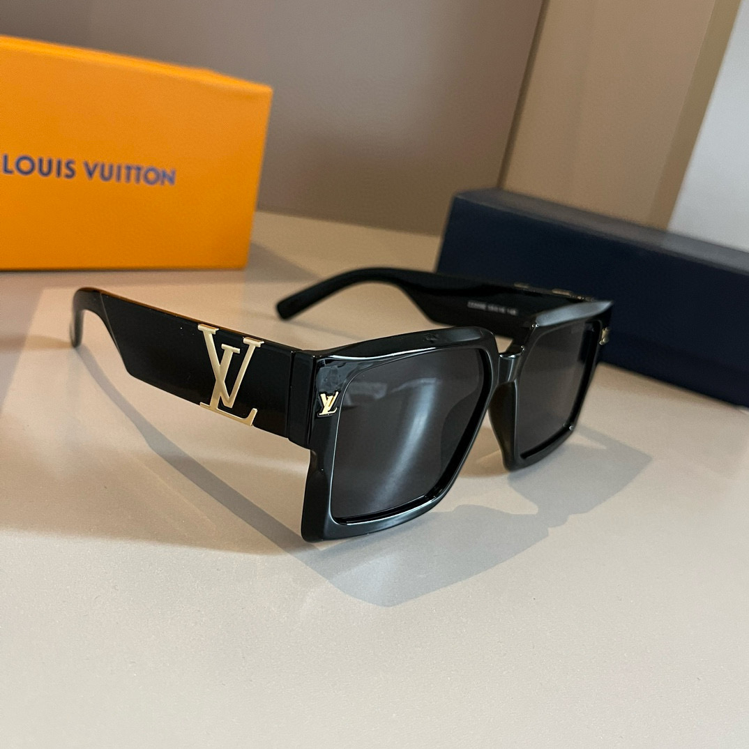 NO:350950,LV Louis Vuitton is very heavy industry!  The details are so rich that it is inhumane. It creates a sharp front frame shape, bringing an incomparable fashion to wear. The ambition of triangles, intertwined in depth, has a three-dimensional sense, and is very brand-recognizable and full of design. The simple and beautiful temple ends are all metal, without any trace of excess glasses, sunglasses, sunglasses, glasses, louis vuitton, louis vuitton19860909LV路易威登 非常重工！细节多到壕无人性 打造出锋芒毕露的前框造型 为佩戴着带来无可比拟的时尚感. 志性的三角底纹,深浅交错,极具立体感 极具品牌辨识度,设计感十足. 简洁漂亮的镜腿末端全金属收尾, 没有一丝的多余眼镜墨镜太阳镜,眼镜,louis vuitton,louis vuitton,glasses