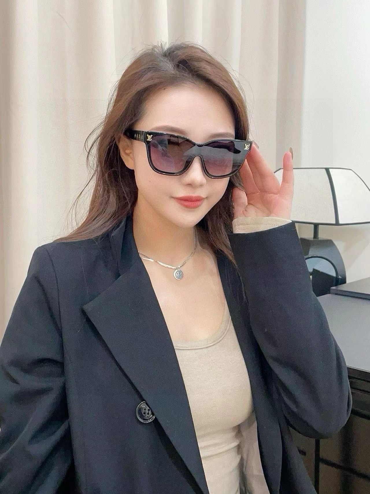 NO:350974,LV Louis Vuitton, the lens logo will not affect the sight at all, very heavy industry!  The details are so rich that it is inhumane. It creates a sharp front frame shape, bringing an incomparable fashion to wear. The ambition of triangles, intertwined in depth, has a three-dimensional sense, and is very brand-recognizable and full of design. The simple and beautiful temple ends are all metal, without any trace of excess glasses, sunglasses, sunglasses, glasses, louis vuitton, louis vuitton19860909LV路易威登,镜片logo一点都不会影响视线 非常重工！细节多到壕无人性 打造出锋芒毕露的前框造型 为佩戴着带来无可比拟的时尚感. 志性的三角底纹,深浅交错,极具立体感 极具品牌辨识度,设计感十足. 简洁漂亮的镜腿末端全金属收尾, 没有一丝的多余眼镜墨镜太阳镜,眼镜,louis vuitton,louis vuitton,glasses