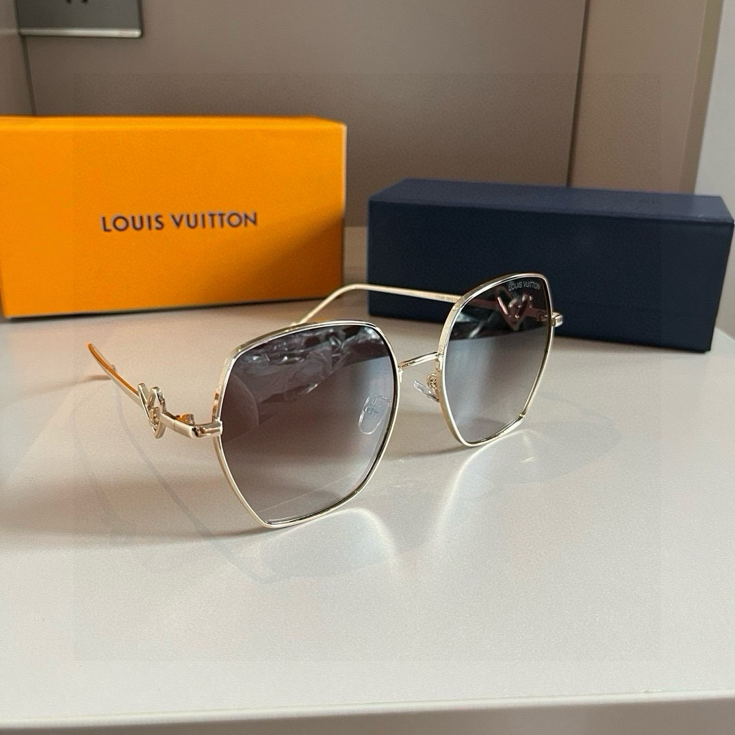 Солнцезащитные очки Louis Vuitton золотой оправе