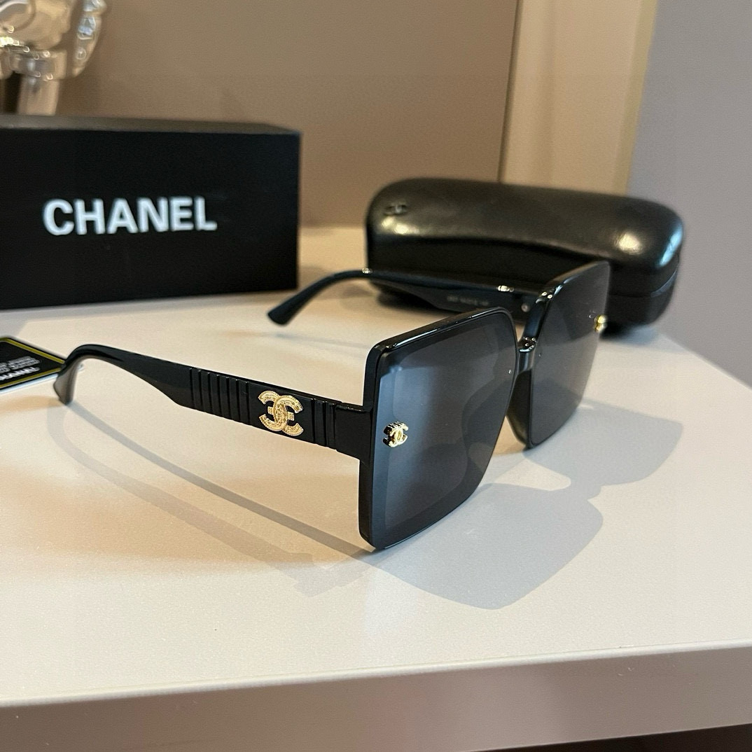 NO:350973,I love Chanel sunglasses. I really love it. The aura on my face is tightly grasped, the huge look shows that the face is small, the glasses are large and single, and the temples are just right in size, and they are light and comfortable to wear!  glasses sunglasses sunglasses, glasses, chanel, chanel19860909批 Chanel香奈儿太阳镜,真是爱了爱了,上脸那气场拿捏的死死,巨显脸小,眼镜大单一点也不重,镜腿幅度设计的刚刚好,佩戴轻盈舒适！眼镜墨镜太阳镜,眼镜,chanel,chanel,glasses