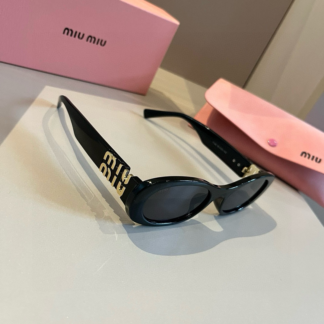 NO:351062,MiuMiu Miu cat-eyed sunglasses sweet and cool modern girl looked over and was really grasped! A very sweet and age-reducing sunglasses that hold the girl's heart hard, it can be salty or sweet! I love Jimei with diamond-shaped face and high cheekbones, glasses, sunglasses, glasses, miumiu19860909MiuMiu缪缪猫眼墨镜甜酷摩登女孩看过来 真的被拿捏了!十分甜美减龄的一款墨镜,把少女的心狠狠抓住,可盐可甜!太爱了菱形脸高颧骨的集美,眼镜墨镜太阳镜,眼镜,miumiu,glasses