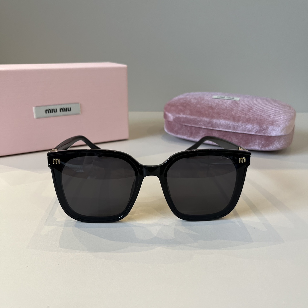 Солнцезащитные очки Miu Miu черные