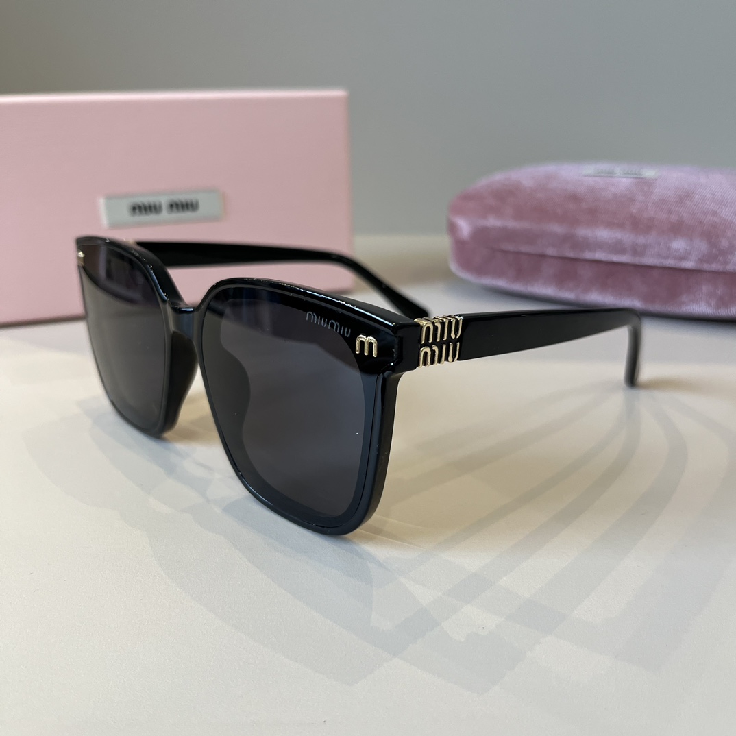 Солнцезащитные очки Miu Miu черные