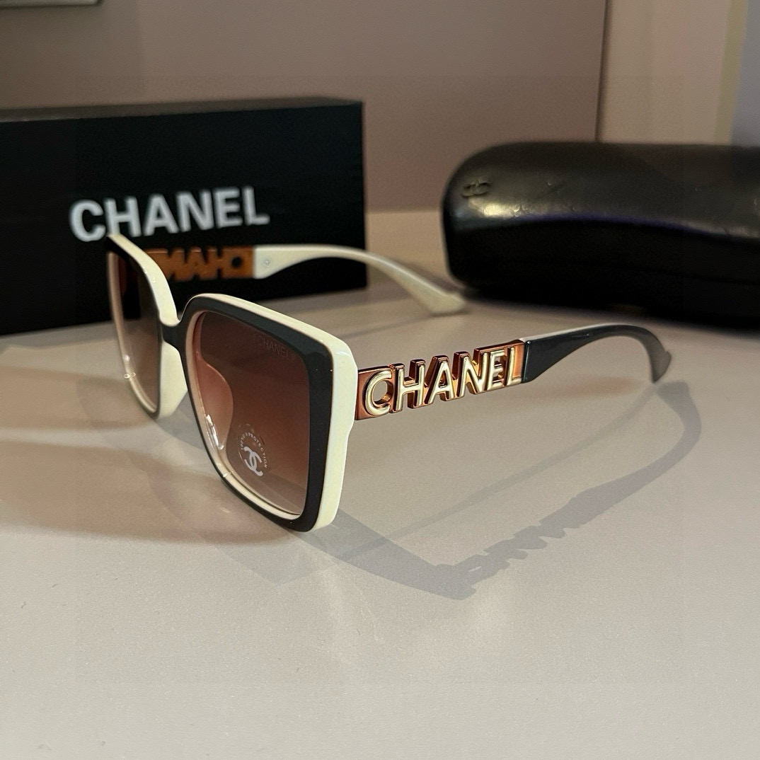 Солнечные очки Chanel с металлической надписью