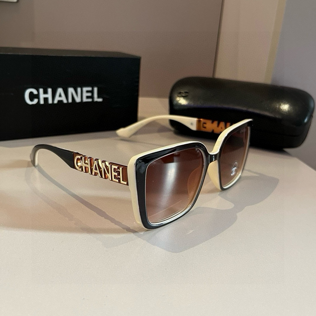 Солнечные очки Chanel с металлической надписью
