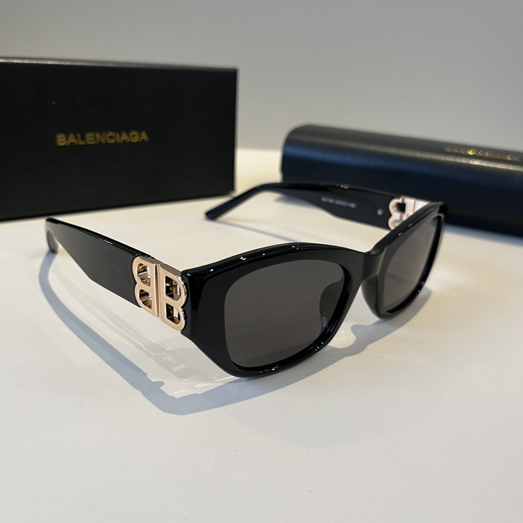 NO:355816,balenciaga Balenciaga You are the only one with female celebrities. This pair of BALENCIAGA sunglasses is really cool~ Many fashion bloggers and internet celebrities have the same black and gold color combination, and they are all high-end. They are OK with any clothes. The double blog on the side is a big feature. The retro flat frame and leaf shape are worn on the shape of female celebrities in seconds. And! Very light! It is very comfortable to wear glasses, sunglasses, sunglasses, glasses, balenciaga, balenciaga, balenciaga19860909balenciaga 巴黎世家 你和女明星只差这副BALENCIAGA墨镜 这副真的太酷啦~ 好多时尚博主和网红的同款黑金配色一整个高级住了搭配任何衣服都ok 侧面的双Blogo是一大特点复古扁框叶形戴上秒变女明星而且!非常的轻!佩戴很舒服哦眼镜墨镜太阳镜,眼镜,balenciaga,balenciaga,glasses