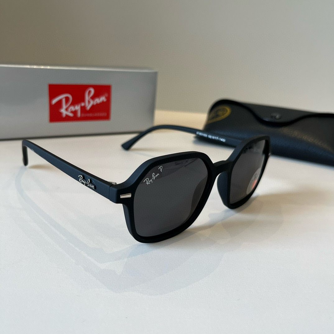 NO:355963,F35103 RayBan classic flying mirror series As one of the symbols of the US Air Force, it is highly sought after by major stars and has always led the world trend vane. Its style and endless inspiration have been innovating and never surpassed. This sunglasses not only have high performance and comfort, but also has a high recognition teardrop-like lens that fully demonstrates the tough and handsome, heroic and cool style. High-definition lenses have high impact and wear resistance, making it difficult not to love glasses, sunglasses, glasses19860909F35103 雷朋(RayBan)经典飞行镜系列 作为美国空军的标志之一,深受各大明星追捧始终引领世界潮流风向标,永不落时的风格、永无止境的灵感,一直在创新,从未被超越. 此款太阳镜不仅具有高性能和舒适度,高辨识度的泪滴状镜片更充分展现硬朗帅气,英姿飒爽的酷感型格.高清晰度镜片具有很高的冲击性和耐磨性,让人很难不爱眼镜墨镜太阳镜,眼镜,glasses