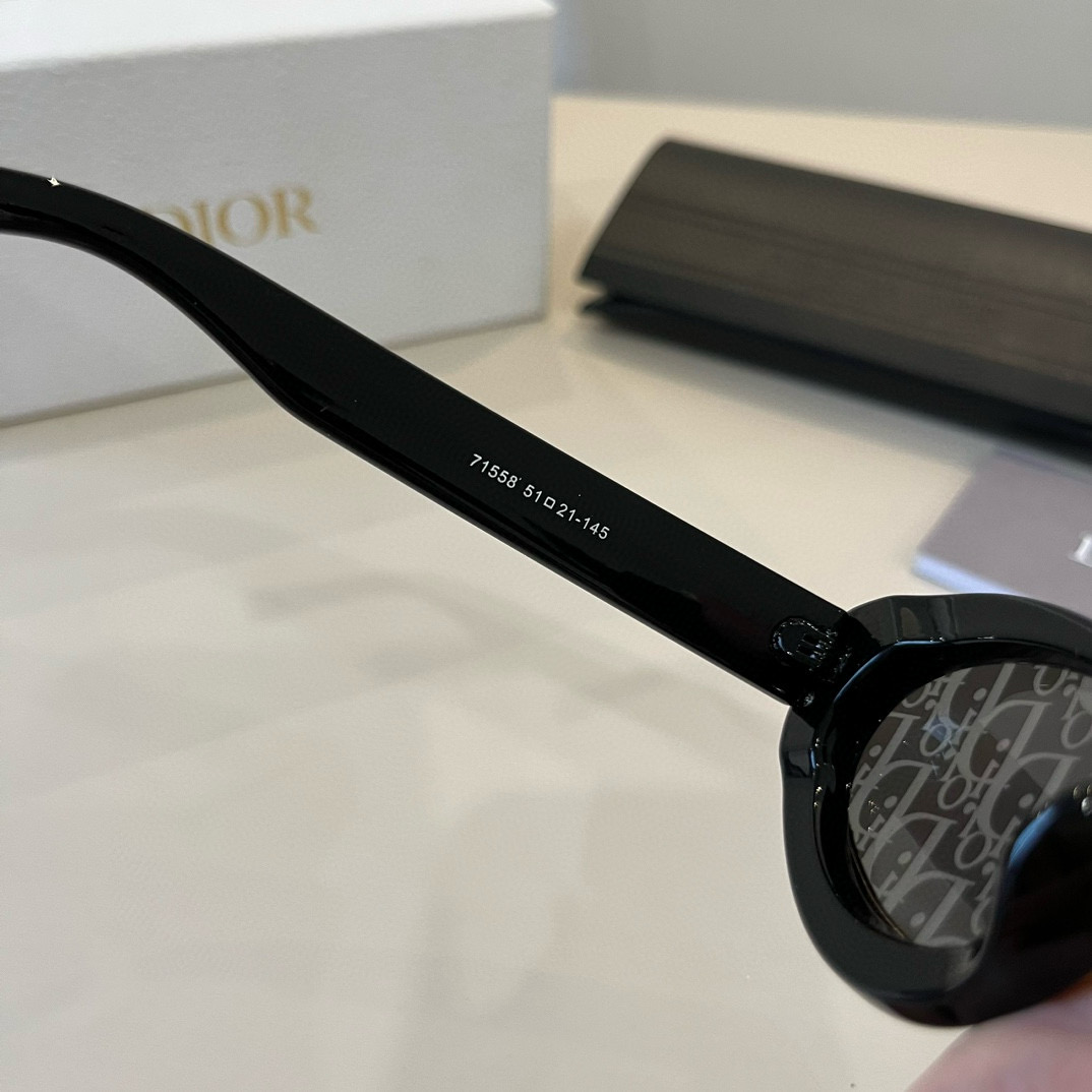 💰125¥
墨镜脑袋冲!DIOR迪奥高级麻了啦
适合所有女生入手的搭配王者 DIOR DIORPACIFIC S1U时髦在线的矩形窄框
整体是很高级的蓝白配色镜框蓝白蓝三层颜色相间并饰以幸运星元素镜腿还有全名英文标识不仅百搭适配不同风格
细节也炒鸡吸睛耐看吼