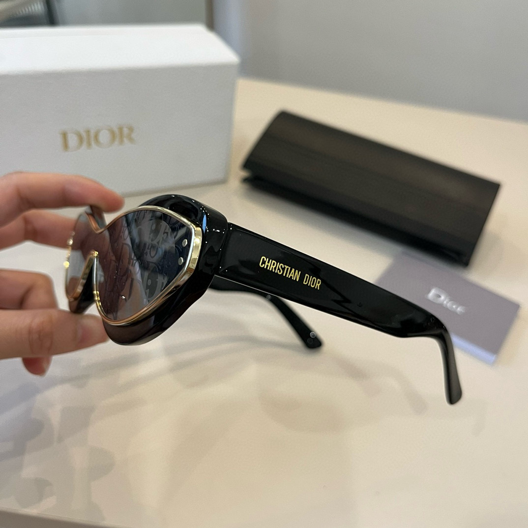 💰125¥
墨镜脑袋冲!DIOR迪奥高级麻了啦
适合所有女生入手的搭配王者 DIOR DIORPACIFIC S1U时髦在线的矩形窄框
整体是很高级的蓝白配色镜框蓝白蓝三层颜色相间并饰以幸运星元素镜腿还有全名英文标识不仅百搭适配不同风格
细节也炒鸡吸睛耐看吼