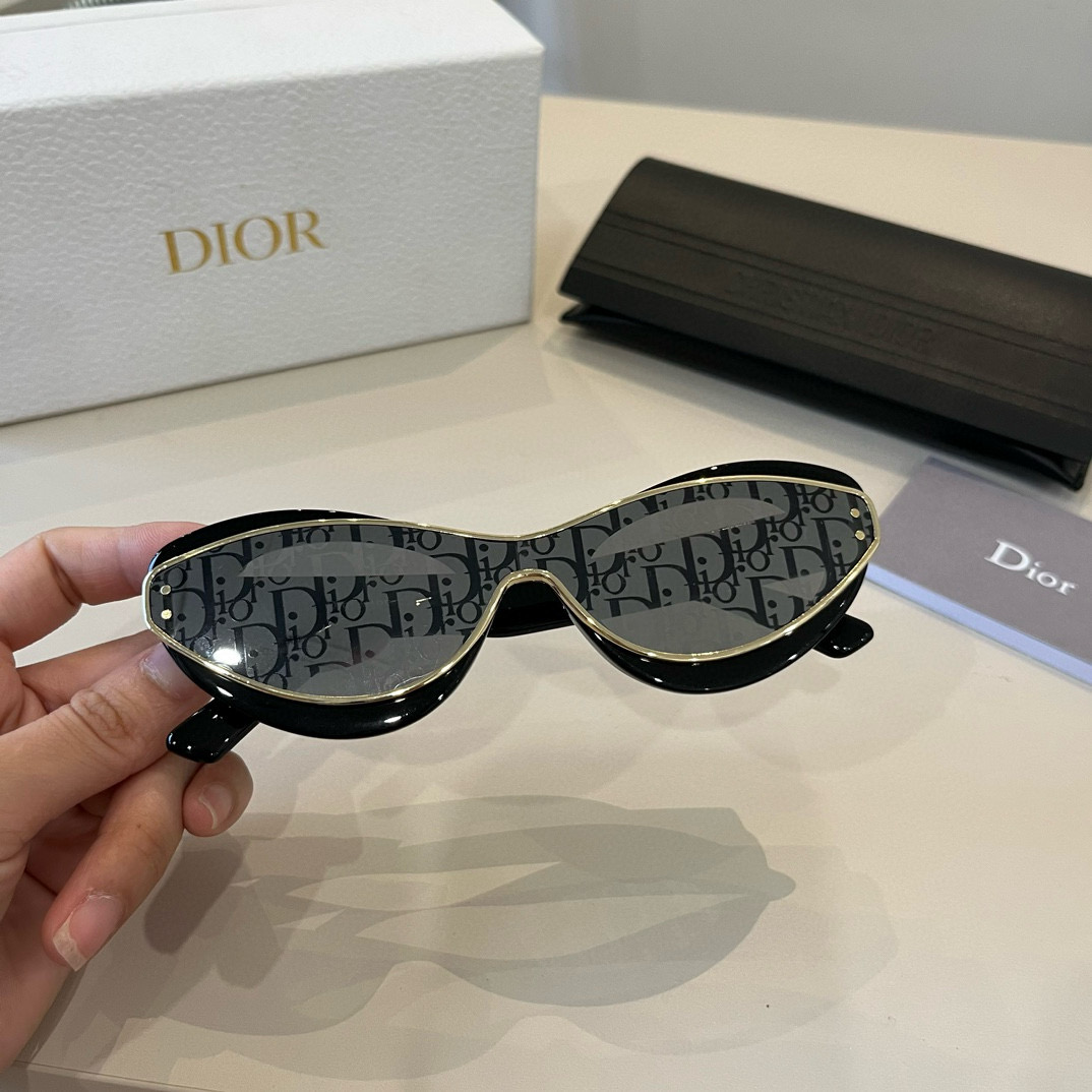 💰125¥
墨镜脑袋冲!DIOR迪奥高级麻了啦
适合所有女生入手的搭配王者 DIOR DIORPACIFIC S1U时髦在线的矩形窄框
整体是很高级的蓝白配色镜框蓝白蓝三层颜色相间并饰以幸运星元素镜腿还有全名英文标识不仅百搭适配不同风格
细节也炒鸡吸睛耐看吼
