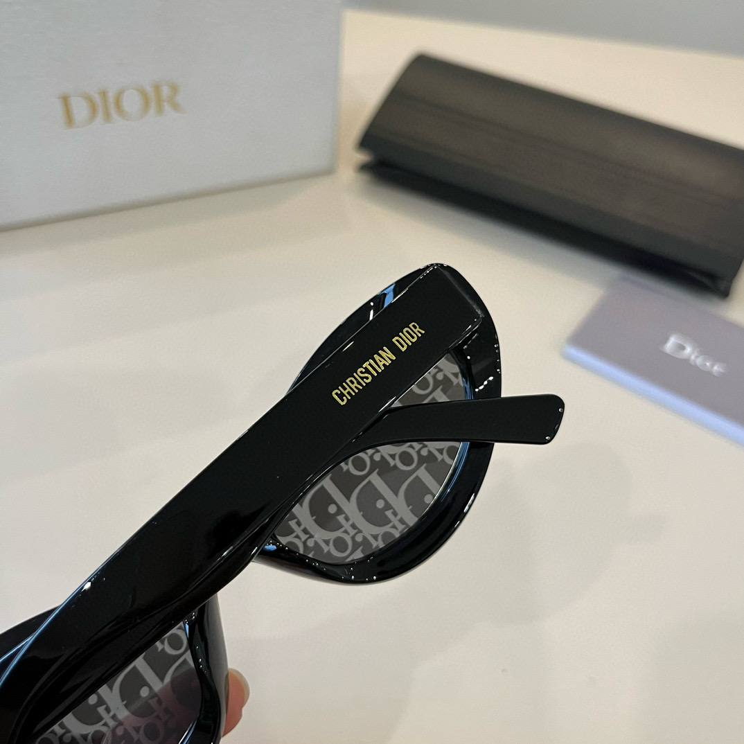 💰125¥
墨镜脑袋冲!DIOR迪奥高级麻了啦
适合所有女生入手的搭配王者 DIOR DIORPACIFIC S1U时髦在线的矩形窄框
整体是很高级的蓝白配色镜框蓝白蓝三层颜色相间并饰以幸运星元素镜腿还有全名英文标识不仅百搭适配不同风格
细节也炒鸡吸睛耐看吼
