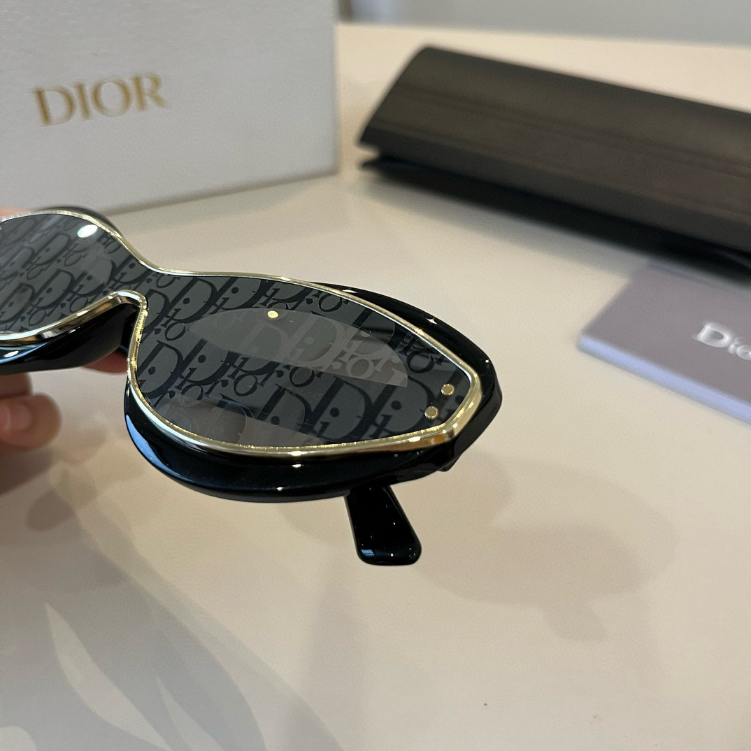 💰125¥
墨镜脑袋冲!DIOR迪奥高级麻了啦
适合所有女生入手的搭配王者 DIOR DIORPACIFIC S1U时髦在线的矩形窄框
整体是很高级的蓝白配色镜框蓝白蓝三层颜色相间并饰以幸运星元素镜腿还有全名英文标识不仅百搭适配不同风格
细节也炒鸡吸睛耐看吼