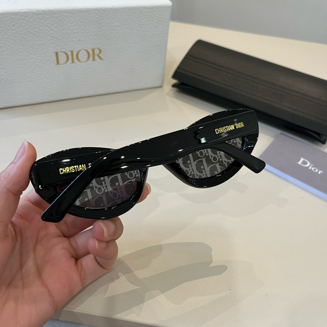 💰125¥
墨镜脑袋冲!DIOR迪奥高级麻了啦
适合所有女生入手的搭配王者 DIOR DIORPACIFIC S1U时髦在线的矩形窄框
整体是很高级的蓝白配色镜框蓝白蓝三层颜色相间并饰以幸运星元素镜腿还有全名英文标识不仅百搭适配不同风格
细节也炒鸡吸睛耐看吼