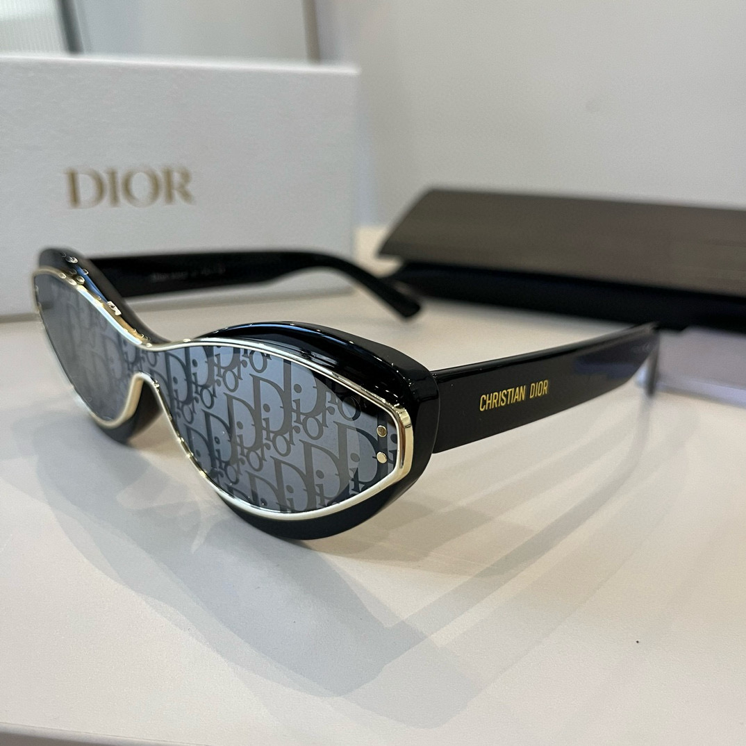 💰125¥
墨镜脑袋冲!DIOR迪奥高级麻了啦
适合所有女生入手的搭配王者 DIOR DIORPACIFIC S1U时髦在线的矩形窄框
整体是很高级的蓝白配色镜框蓝白蓝三层颜色相间并饰以幸运星元素镜腿还有全名英文标识不仅百搭适配不同风格
细节也炒鸡吸睛耐看吼
