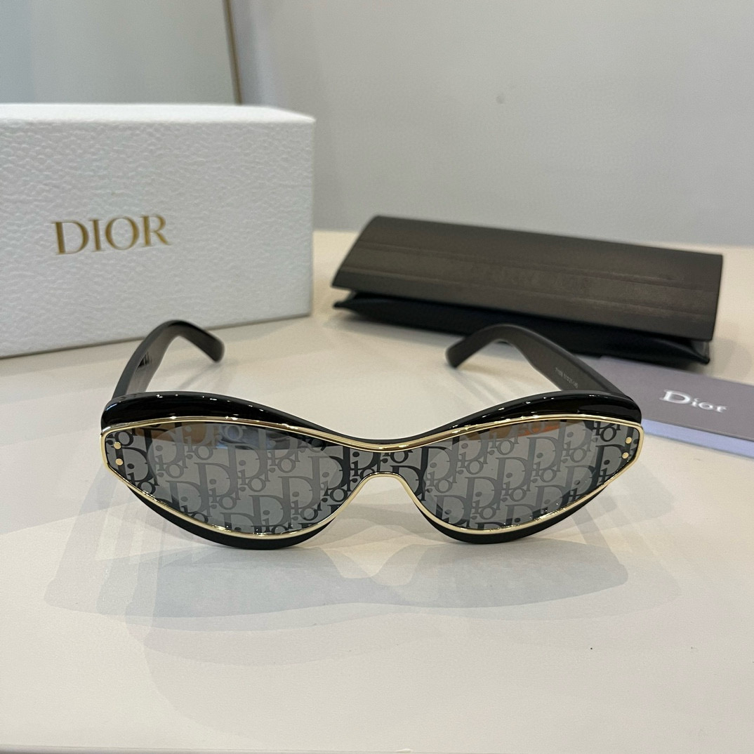💰125¥
墨镜脑袋冲!DIOR迪奥高级麻了啦
适合所有女生入手的搭配王者 DIOR DIORPACIFIC S1U时髦在线的矩形窄框
整体是很高级的蓝白配色镜框蓝白蓝三层颜色相间并饰以幸运星元素镜腿还有全名英文标识不仅百搭适配不同风格
细节也炒鸡吸睛耐看吼
