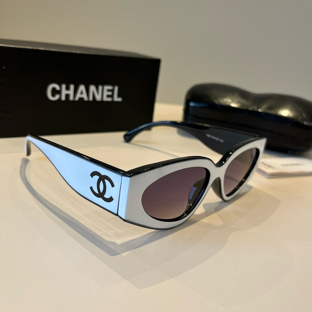 NO:358103,I love Chanel sunglasses. I really love it. The aura on my face is tightly grasped, the huge look shows that the face is small, the glasses are large and single, and the temples are just right in size, and they are light and comfortable to wear!  glasses sunglasses sunglasses, glasses, chanel, chanel19860909批 Chanel香奈儿太阳镜,真是爱了爱了,上脸那气场拿捏的死死,巨显脸小,眼镜大单一点也不重,镜腿幅度设计的刚刚好,佩戴轻盈舒适！眼镜墨镜太阳镜,眼镜,chanel,chanel,glasses