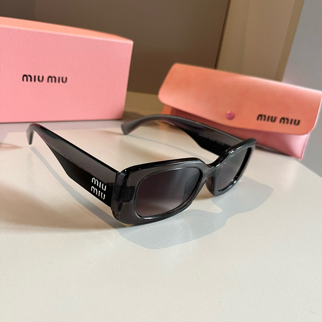 NO:358207,Miumiu sunglasses black and white logos are always the most perfect match. You must have summer sunglasses, glasses, sunglasses, glasses, miumiu19860909缪缪miumiu太阳镜 黑白配logo永远都是最完美的搭配.旅游拍拍拍一定要有的夏天墨镜眼镜墨镜太阳镜,眼镜,miumiu,glasses