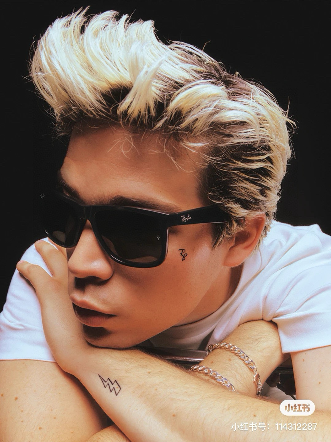 NO:359635,Ray-Ban JUSTIN sunglasses RB4165 square frame, seize the sight and be cool and comfortable, control in one shot, casual and versatile, and it is brilliant no matter how you wear it. It is eye-catching and ostentatious, and the wind is ordinary. Wear Ray-Ban, every unique glasses, sunglasses, glasses19860909雷朋JUSTIN太阳镜RB4165方形框架,抢占视线炫酷自在,一镜掌控 随性百搭,怎么戴都出彩 醒目张扬,风 寻常 戴上雷朋,每一面与众不同眼镜墨镜太阳镜,眼镜,glasses