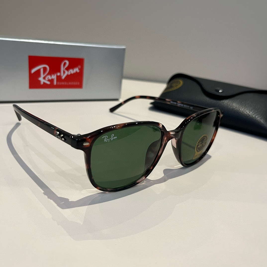 NO:359643,RB2193 RayBan Classic Flying Mirror Series As one of the symbols of the US Air Force, it is highly sought after by major stars and has always led the world trend vane. Its style and endless inspiration have been innovating and never surpassed. This sunglasses not only have high performance and comfort, but also has a high recognition teardrop-like lens that fully demonstrates the tough and handsome, heroic and cool style. High-definition lenses have high impact and wear resistance, making it difficult not to love glasses, sunglasses, glasses19860909RB2193 雷朋(RayBan)经典飞行镜系列 作为美国空军的标志之一,深受各大明星追捧始终引领世界潮流风向标,永不落时的风格、永无止境的灵感,一直在创新,从未被超越. 此款太阳镜不仅具有高性能和舒适度,高辨识度的泪滴状镜片更充分展现硬朗帅气,英姿飒爽的酷感型格.高清晰度镜片具有很高的冲击性和耐磨性,让人很难不爱眼镜墨镜太阳镜,眼镜,glasses
