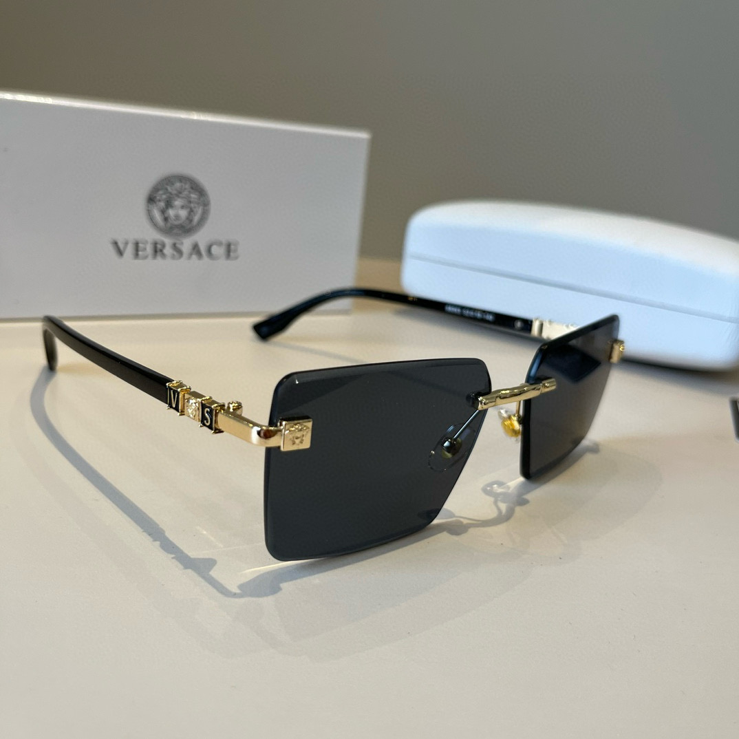 NO:359441,VERSACE New Fashionable Personalized Sunglasses, This super gentle, summery flavor glasses sunglasses, glasses, versace, versace19860909VERSACE范思哲 新款 时尚个性墨镜,这个超级温柔,有夏天的味道眼镜墨镜太阳镜,眼镜,versace,versace,glasses