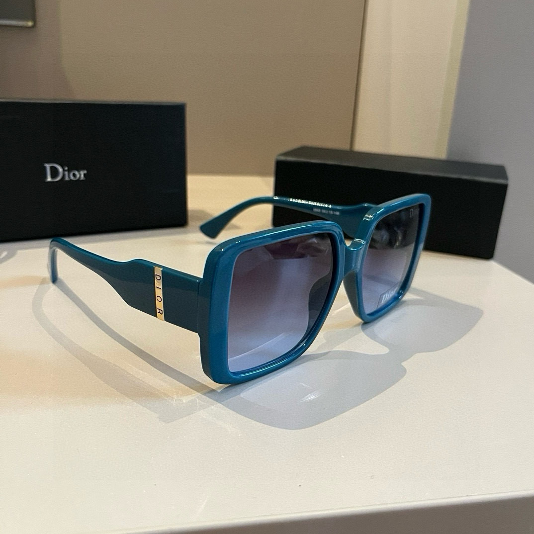 NO:359540,Dior Dior is both milky and cool √ It is a god in the place!! It is so suitable for vacation~ The face is playful and cute! The milk tea color lenses make people look very elegant! Super gentle CP, milky and cool, the frame shape is friendly and covers the face, not picking people!! Just choose it in the concave shape~ Take it with you on the beach vacation, and you will take a photo of it! You don’t need to put glasses, sunglasses, sunglasses, glasses, dior, dior19860909Dior迪奥 又奶又酷√原地封神!!也太适合度假了~ 上脸俏皮又可爱! 奶茶色镜片显得人很有气质!超温柔CP 又奶又酷 框型也敲友好遮脸杠杠滴 不挑人!!凹造型选它就对了~海边度假带上它 随手一拍就是大片!图都不用P了眼镜墨镜太阳镜,眼镜,dior,dior,glasses