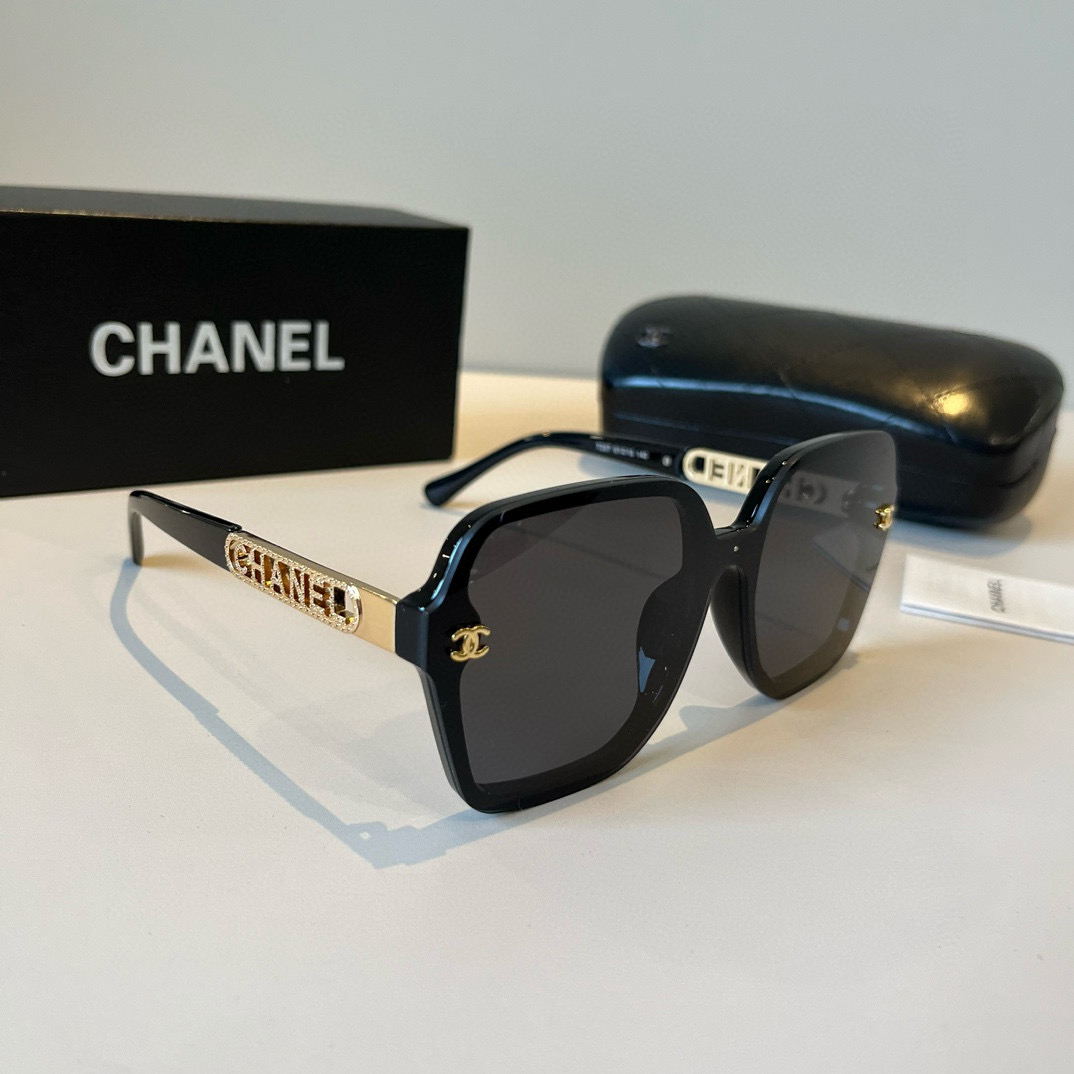 NO:359523,I love Chanel sunglasses, I really love it. The aura on my face is tightly grasped, the huge look shows that the face is small, the glasses are large and single, and the temples are just right in size, and they are light and comfortable to wear!  glasses sunglasses sunglasses, glasses, chanel, chanel19860909批 Chanel香奈儿太阳镜,真是爱了爱了,上脸那气场拿捏的死死,巨显脸小,眼镜大单一点也不重,镜腿幅度设计的刚刚好,佩戴轻盈舒适！眼镜墨镜太阳镜,眼镜,chanel,chanel,glasses