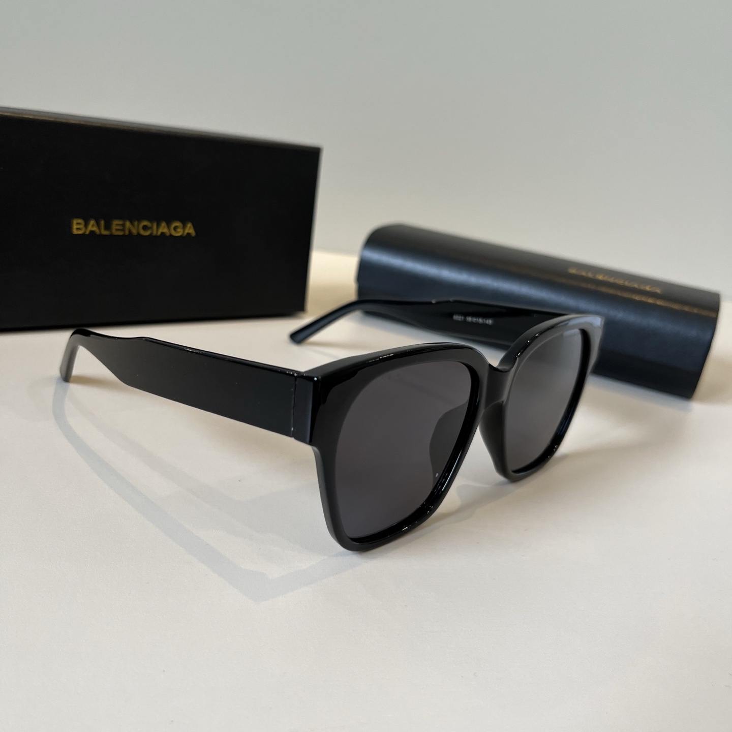Parisian Gender-Neutral Glasses: Lightweight, Stylish, Comfortable. - 图片 1