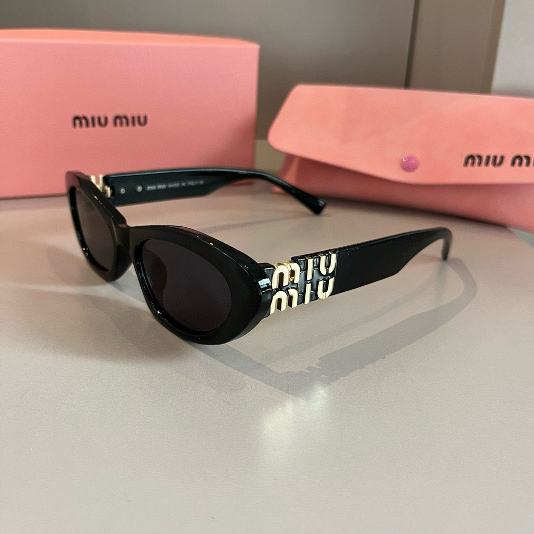 Солнечные очки Miu Miu черные в форме кошачьего глаза