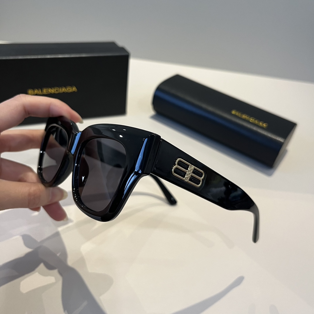 Parisian Gender-Neutral Glasses with Lightweight Frame and Comfortable Fit - 图片 4