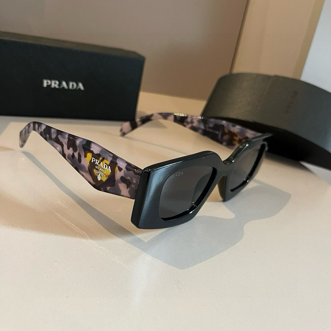 NO:362018,Prada Prada, Sweet Sister Cat Eye Sunglasses, Many celebrities have the same cool and spicy sunglasses, Ins bloggers have the same size: Prismatic cat eye style, but the width is quite wide to cover the cheekbones, sunglasses, sunglasses, prada, prada19860909Prada普拉达 拽姐猫眼墨镜 众多明星同款酷辣墨镜 Ins博主同款款号:棱形猫眼款 但是宽度还挺宽可以遮住颧骨眼镜墨镜太阳镜,眼镜,prada,prada,glasses