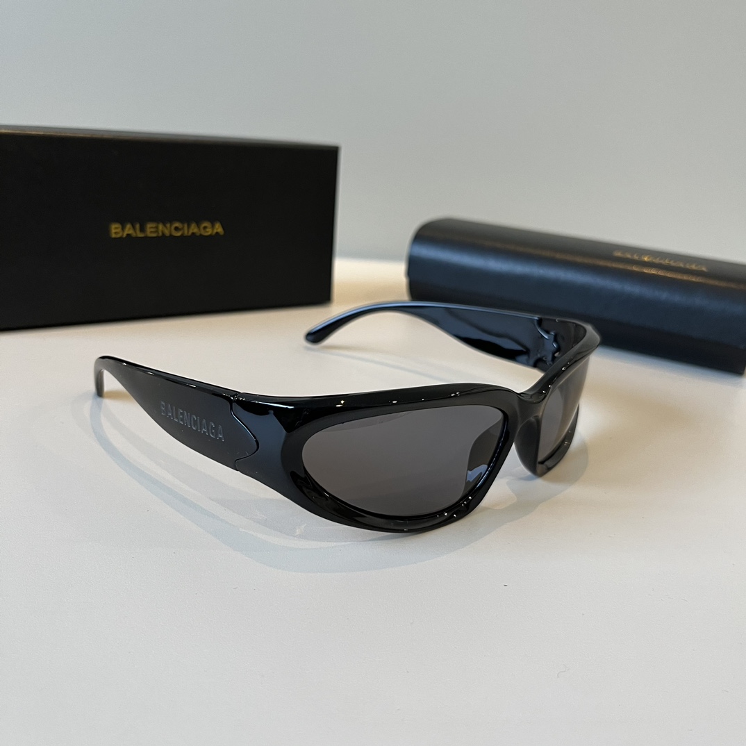 NO:371223,Whatever you wear in Balenciaga, your face turns fashionable and cool! 