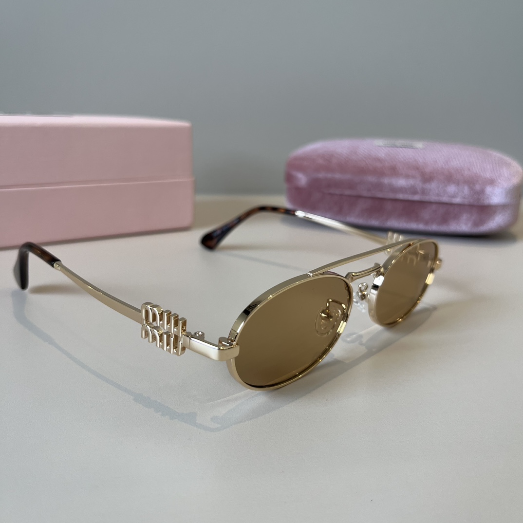 NO:372532,Miumiu Miu Chao A super exquisite metal small frame sunglasses bring her to you and you are the best girl on the street. Girls' glasses, sunglasses, glasses, miumiu19860909miumiu缪缪超A超精致的一款金属小框墨镜带上她你就是街上最 的仔 女孩眼镜墨镜太阳镜,眼镜,miumiu,glasses