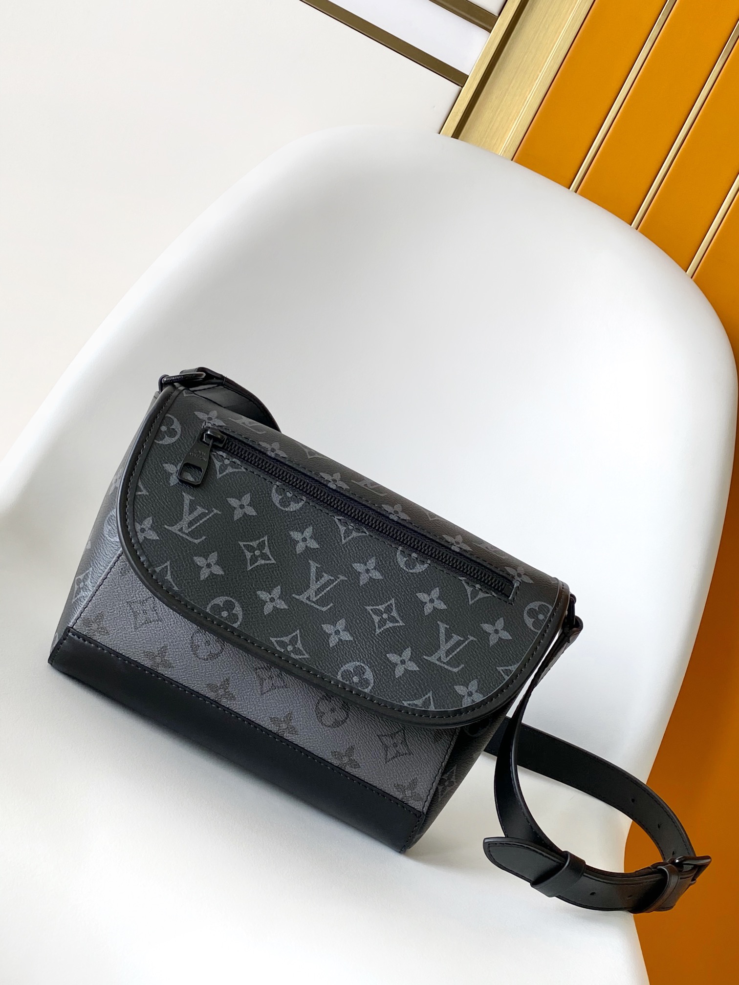 p480P top pedido original M12681 serie de bolsos de mensajero para hombre con flores negras y flores plateadas. Este bo…