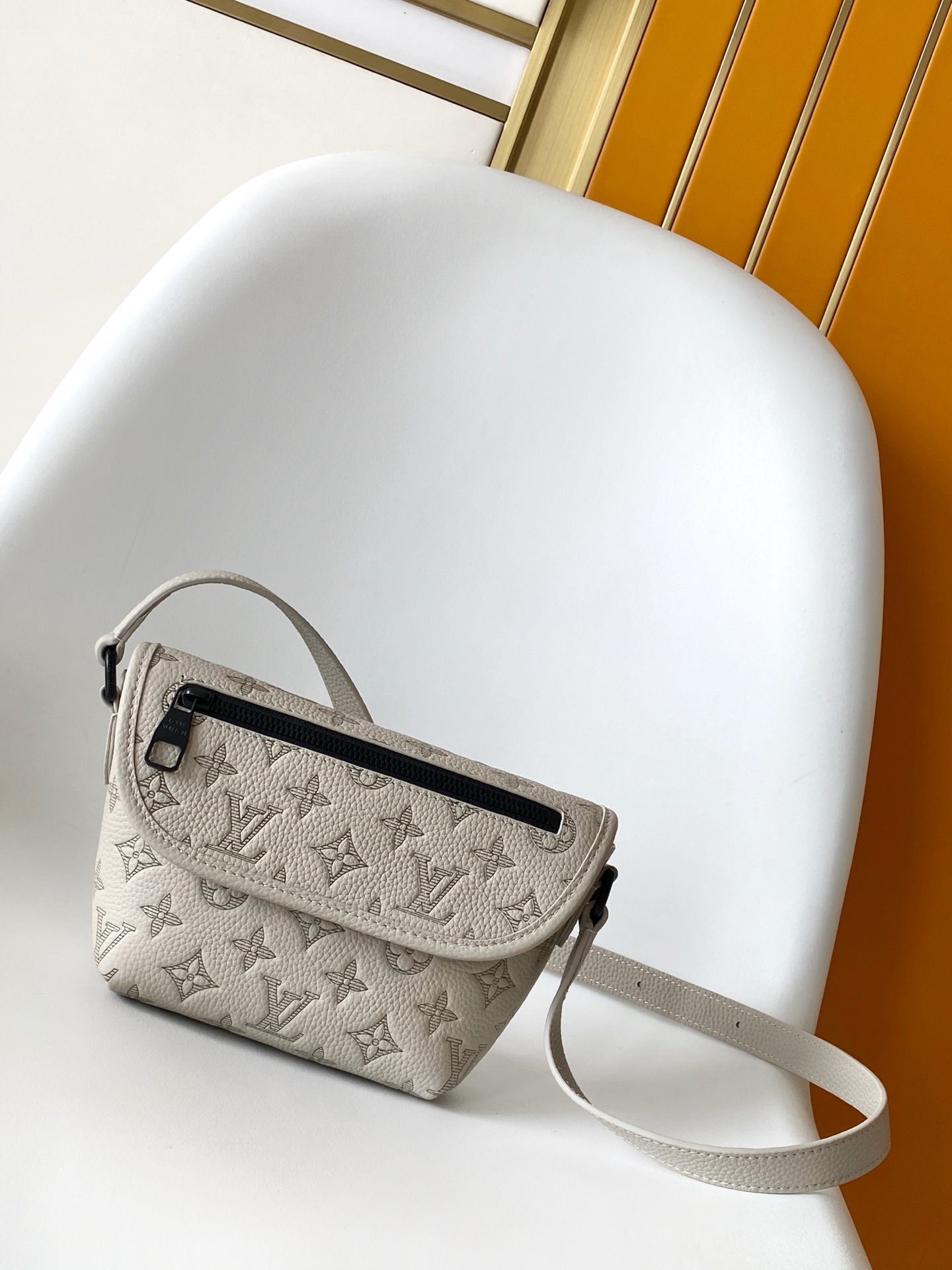 480¥PM14794 Este mini bolso Pulse en un original color gris contrastante está hecho de cuero de vaca con relieve Monogr…