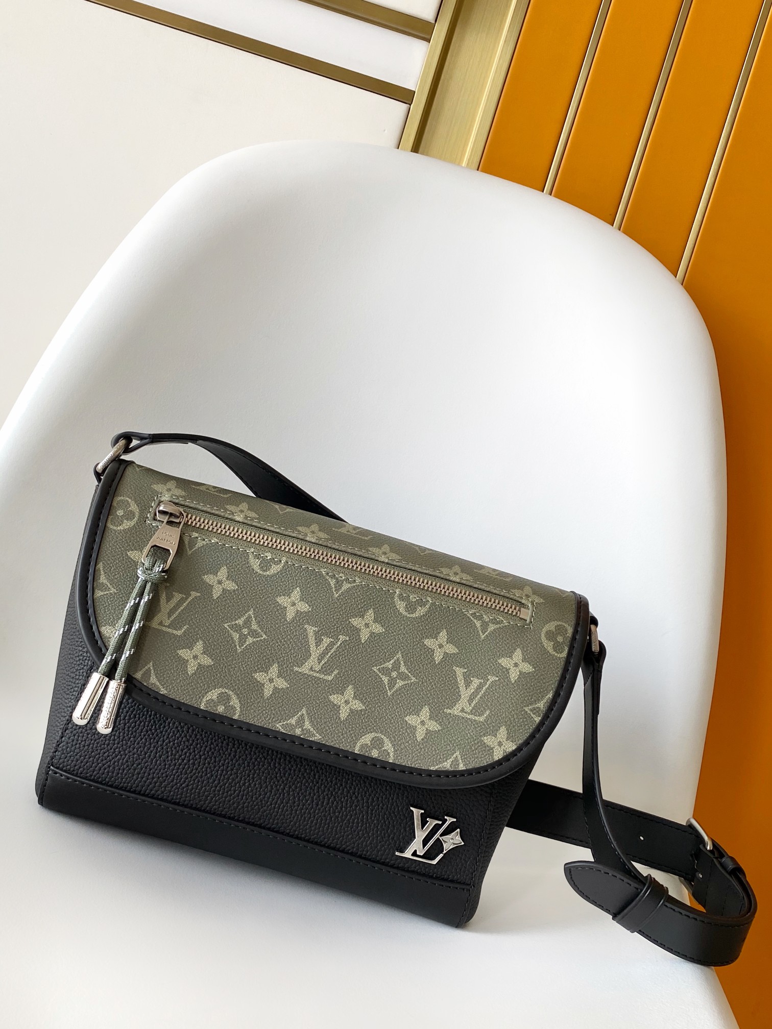 p510P top original M12625 El bolso mensajero Pulse utiliza cuero granulado y lona Monogram para interpretar el estilo m…