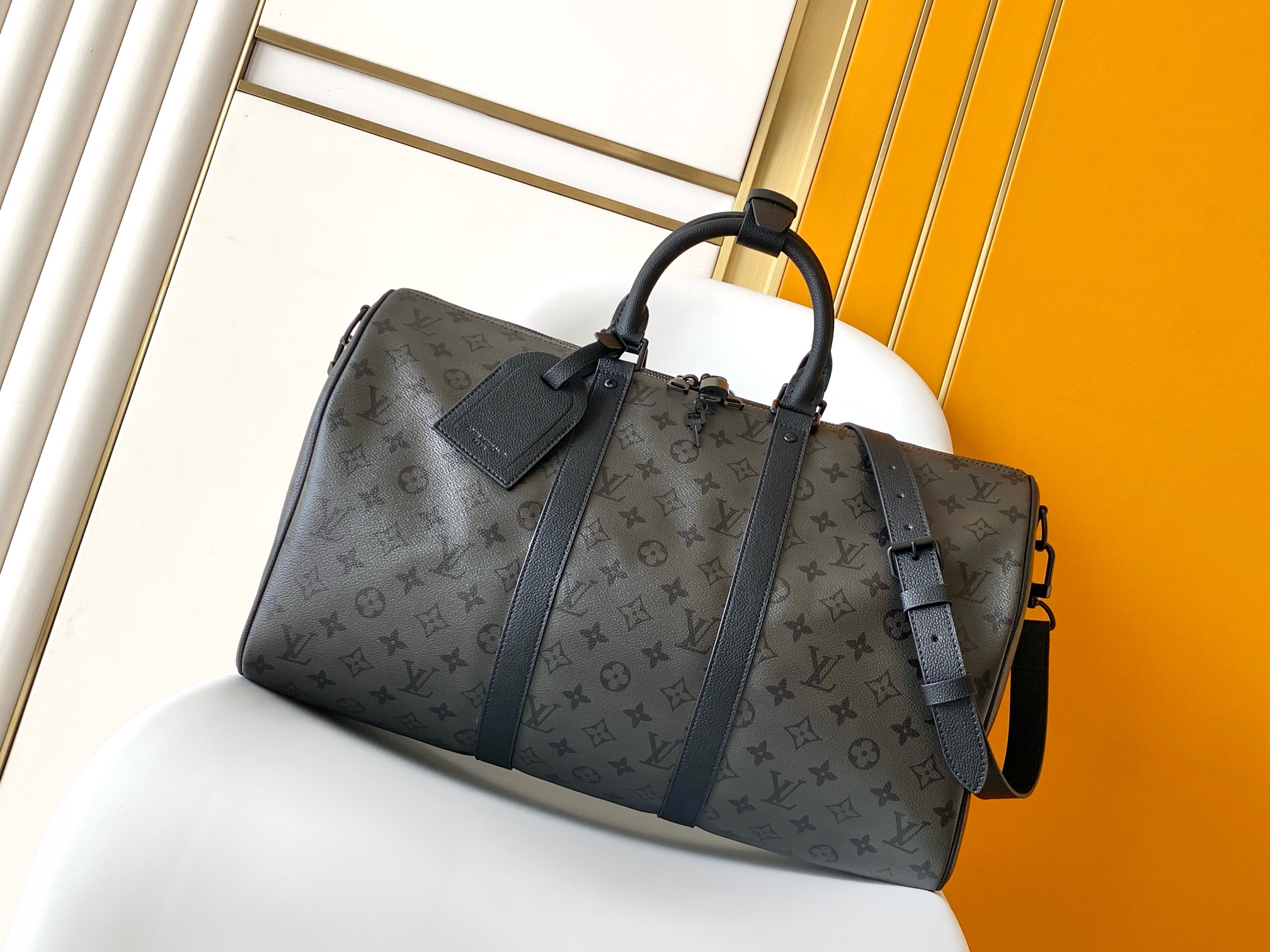 p630 M28403 Negro Gris 163c01 Dynamic Chip Esta bolsa de viaje Keepall Bandoulière 45 está hecha de lona revestida Mono…