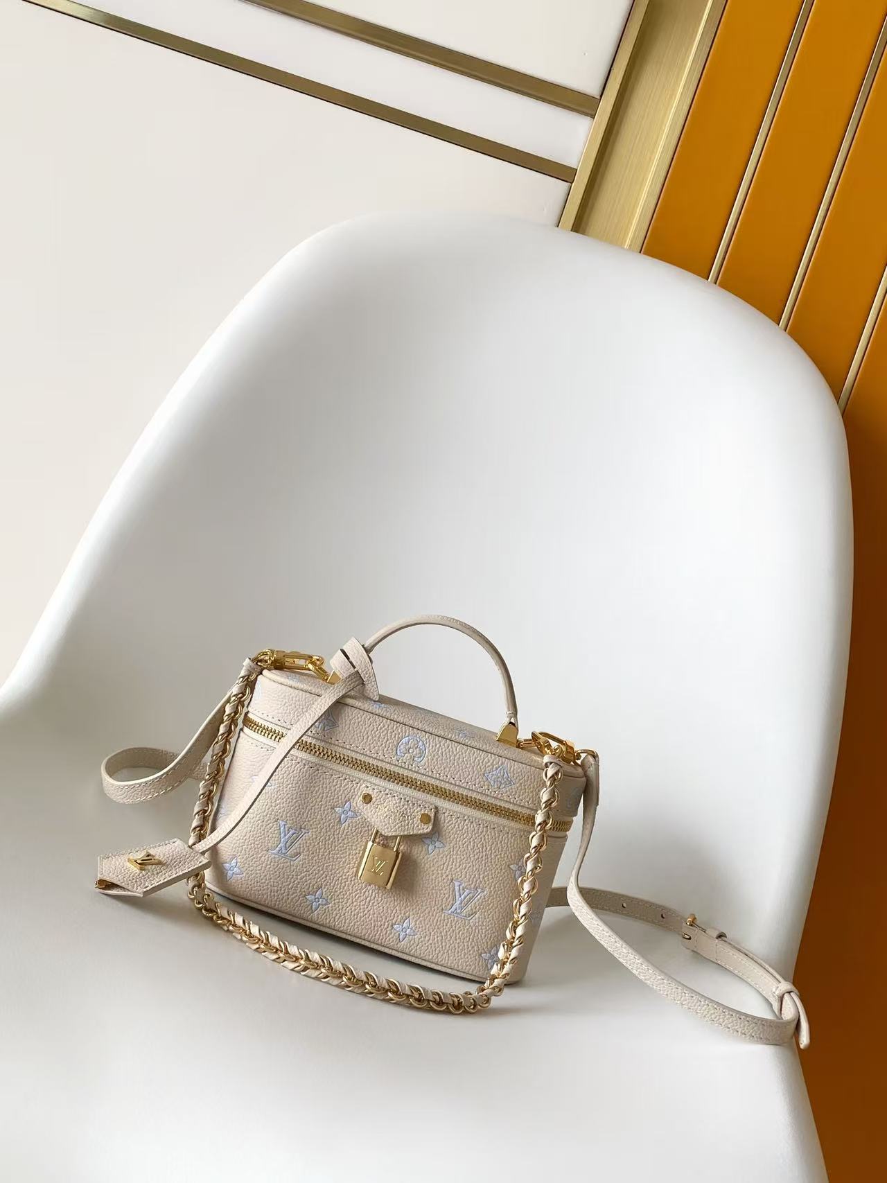 p530PM27744 Bolso cosmético con cadena de cuero serigrafiado en azul El bolso Vanity Chain Pouch se inspira en el baúl …
