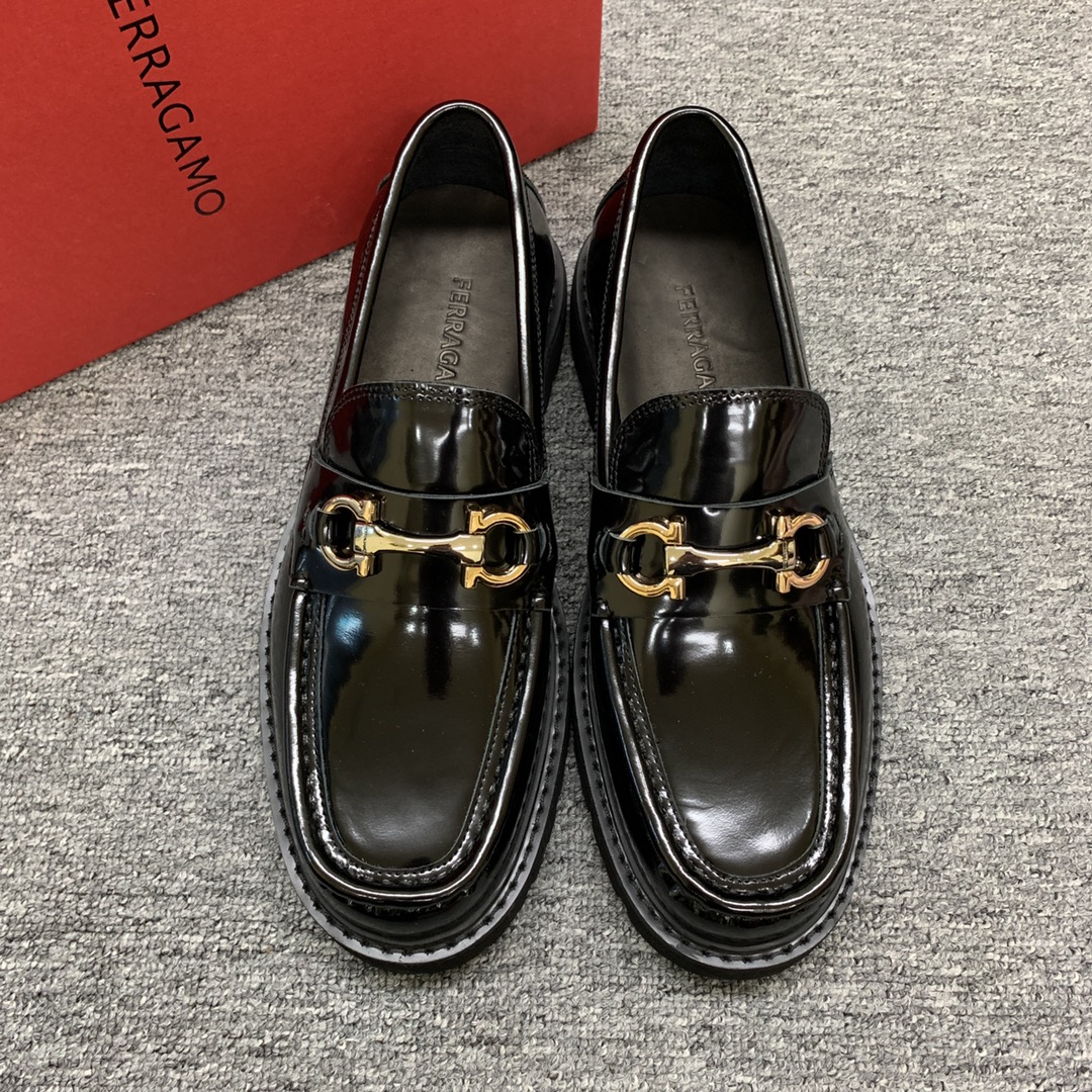 NO:729556,[Ferragamo] Men's thick-soled loafers, the latest hot model, 1:1 original purchase quality, top quality, imported open-edge beaded cowhide leather on the upper, hand-made three-dimensional stitching highlights the round toe design, the inner foot pads are made of imported cowhide, with original lightweight foam outsole, matching code 39-44, (38,45 custom-made, non-returnable),,ferragamo,loafers,cowhide19860909【Ferragamo】男士厚底乐福鞋,最新爆款,1:1原单代购品质,顶级狠货,鞋面进口开边珠牛皮,手工立体缝线凸显是圆形鞋头设计,内里垫脚均采用进口牛皮,配原版轻质发泡大底,配码39-44,(38,45订做不退换),,ferragamo,loafers,cowhide,Men's shoes