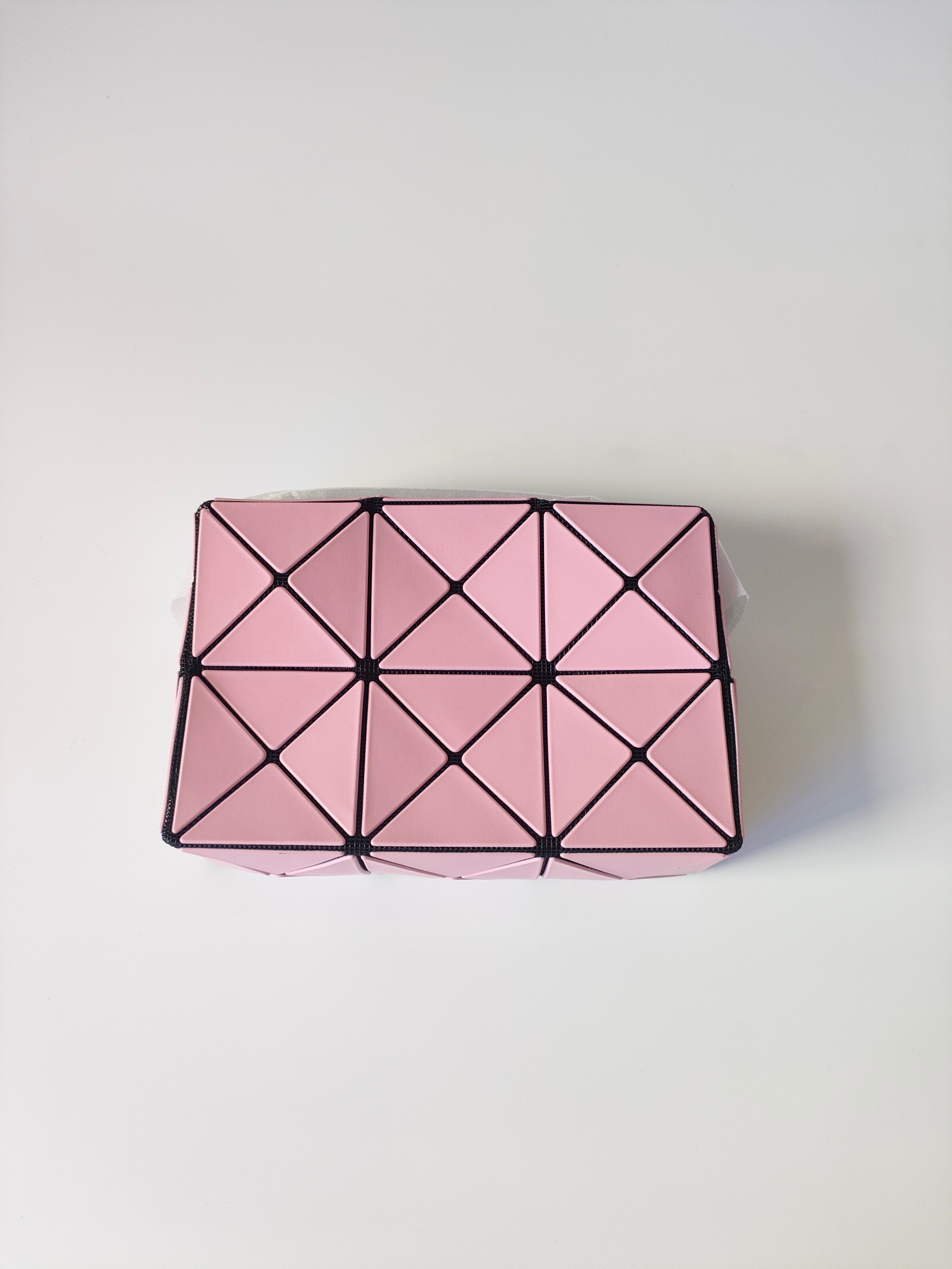 三宅一生 9月新款丘比特小方盒 采用品牌标志性三角片设计的方盒形系列。 口袋和拉链隐藏在三角片的接缝处，设计简洁大方。 斜挎包可通过内部的金属配件调节背带长度。在保持小巧精致外观的同时，可搭配多种风格。尺寸：11.5x17x6cm 颜色：粉色