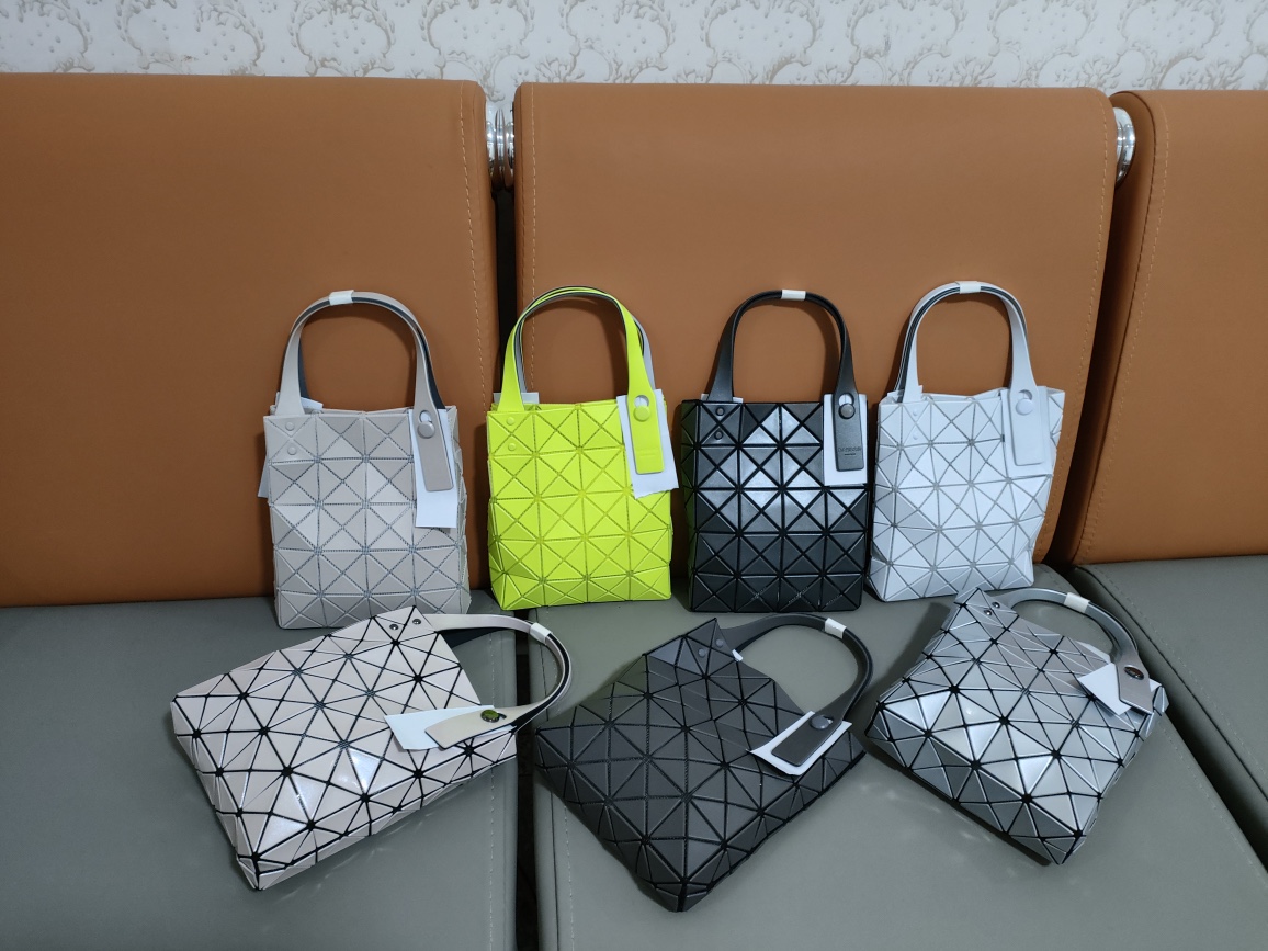 Issey Miyake 三宅一生，4月新款4×5格方盒