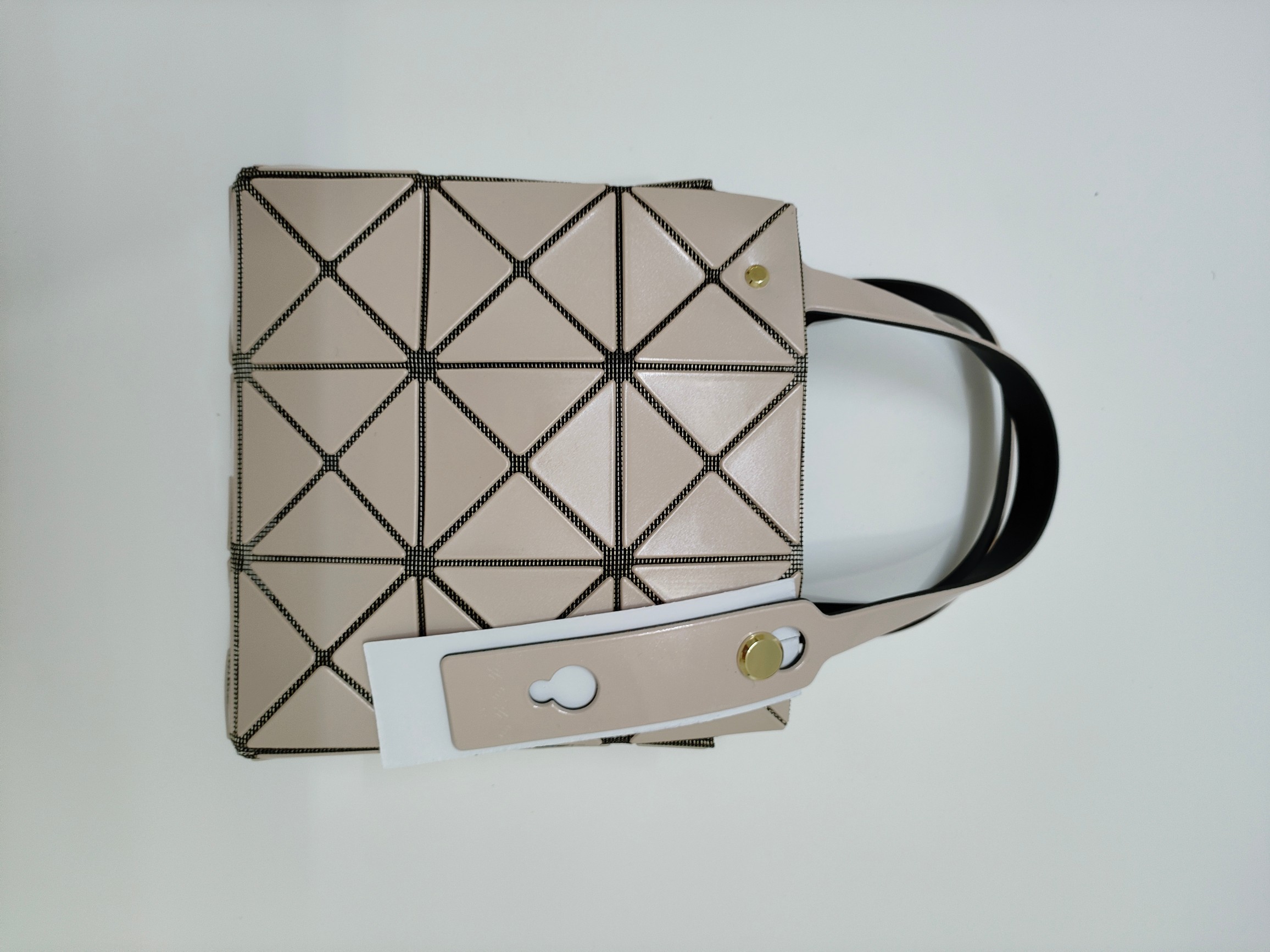 Issey Miyake 全新的三宅一生 CARAT系列