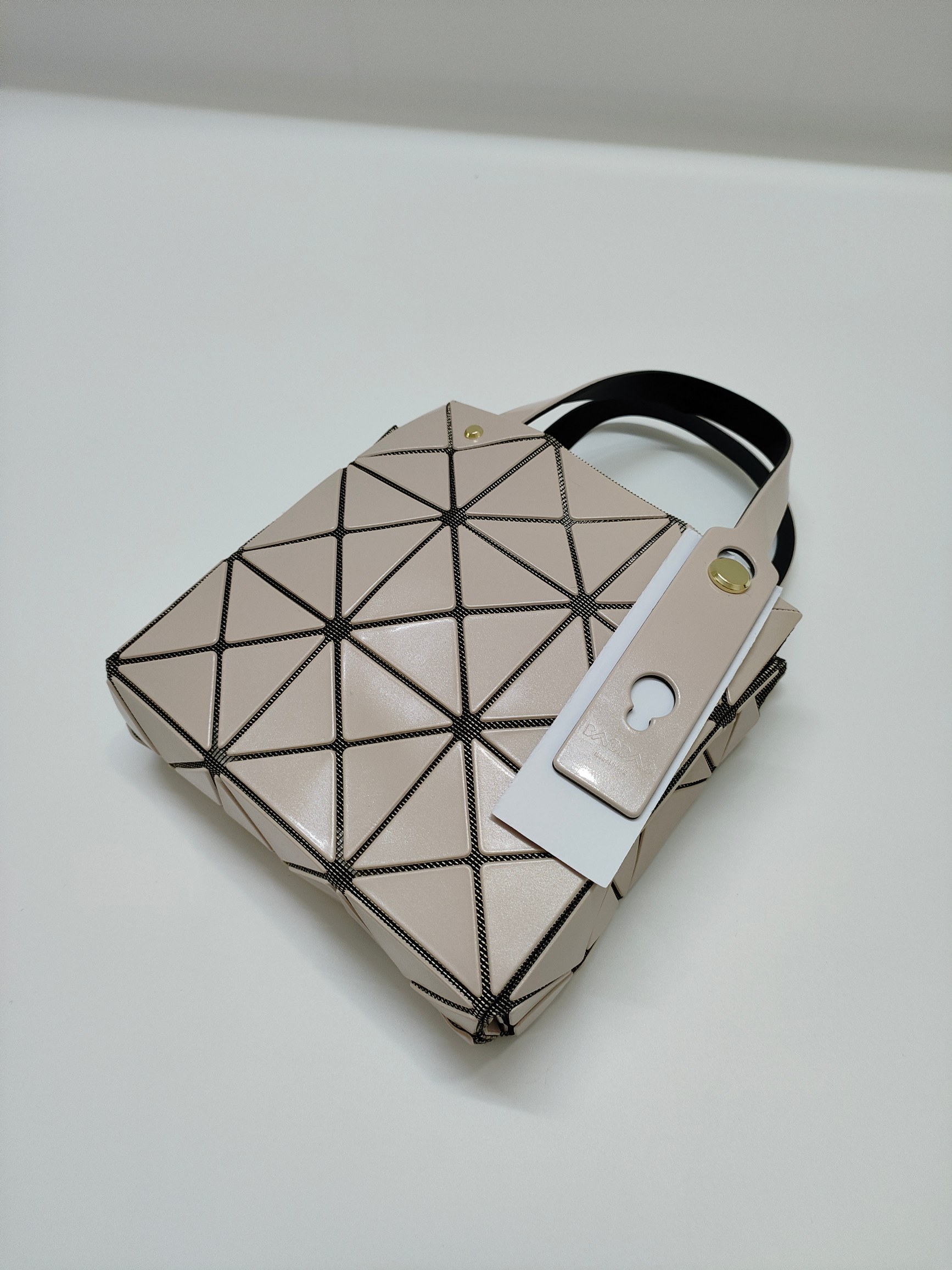 Issey Miyake 全新的三宅一生 CARAT系列