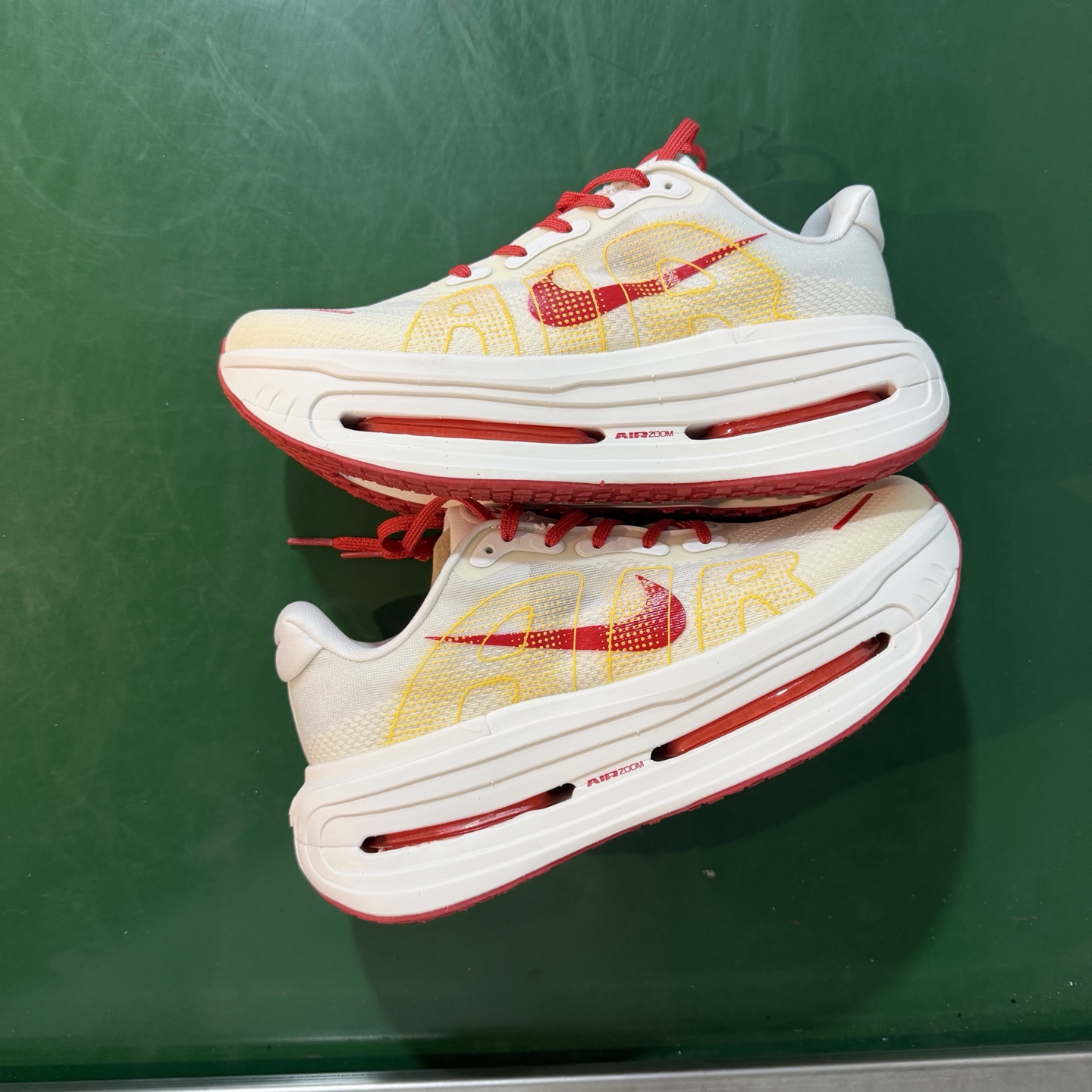 5A 夏季必备跑量系列 Nike Vomero Premium HQ2050-980 白红