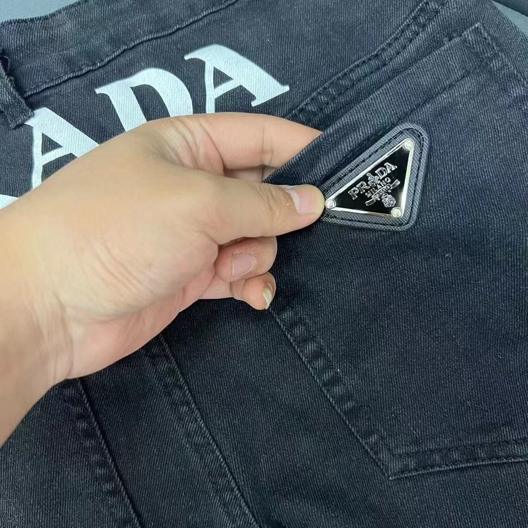 Prada 2024 Spring & Summer Men’s Jeans: Flexible Fabric, Unique Design with Gold Decorations. - 图片 5