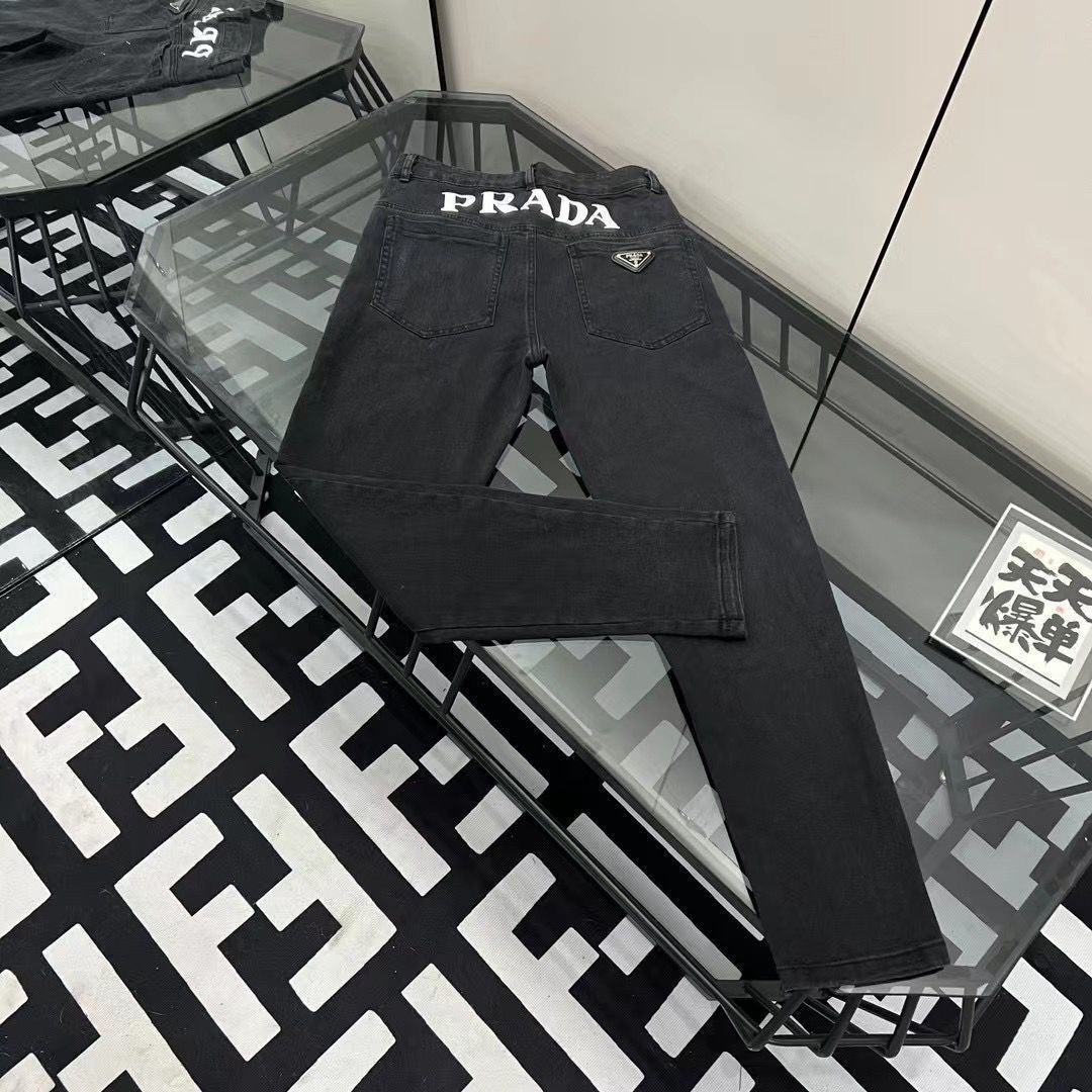 Prada 2024 Spring & Summer Men’s Jeans: Flexible Fabric, Unique Design with Gold Decorations.