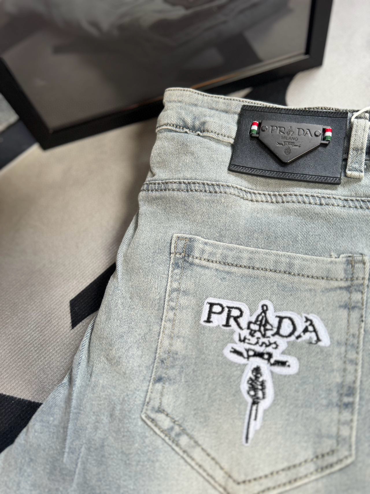 Prada 2024s Jeans: Original Water-Purification Fabric, Durable, Unique Design - 图片 3
