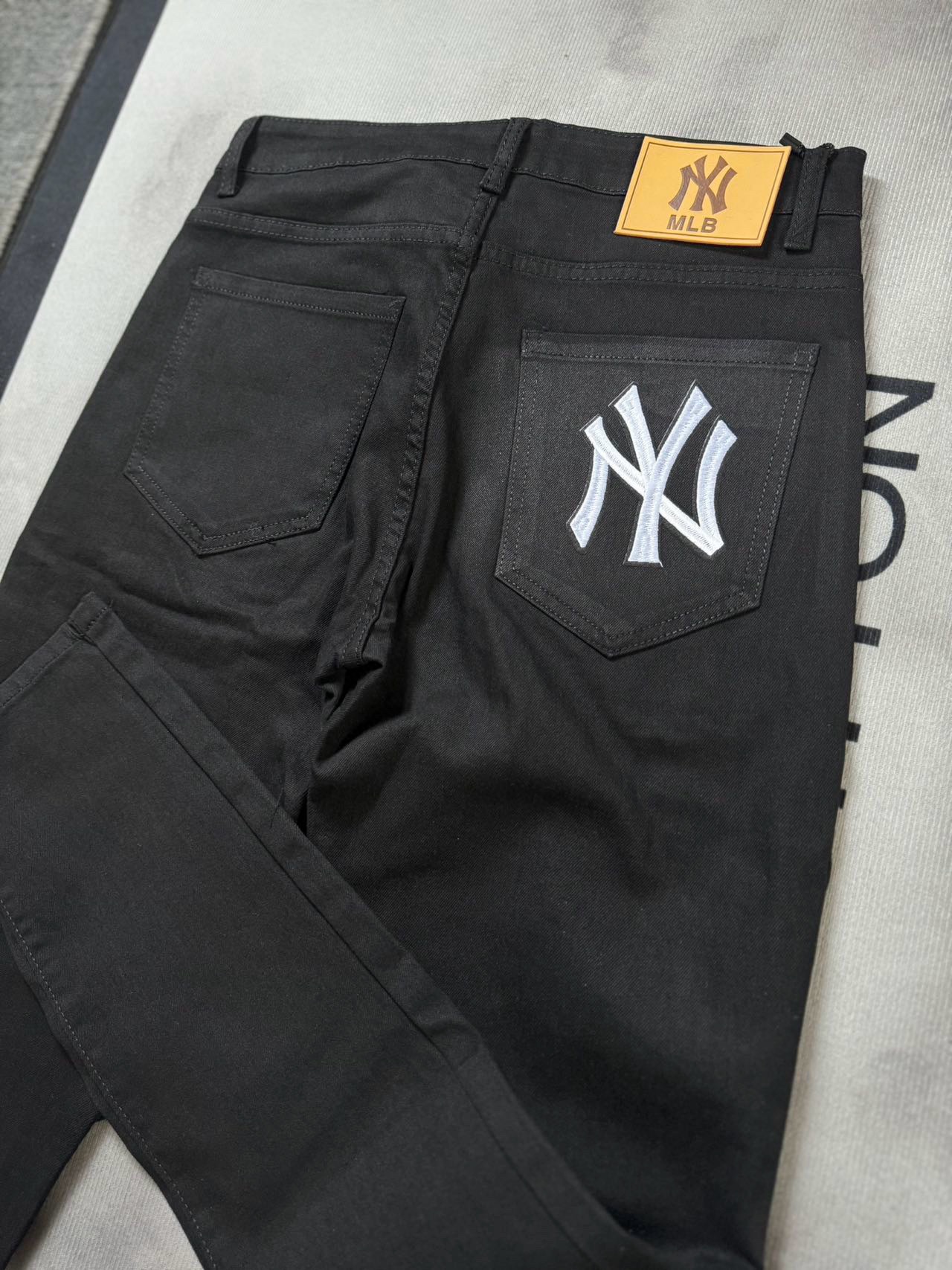 MLB Yankees Retro-Style Jeans: Leading Trend with Custom Fabrics and Hardware Details - 图片 6