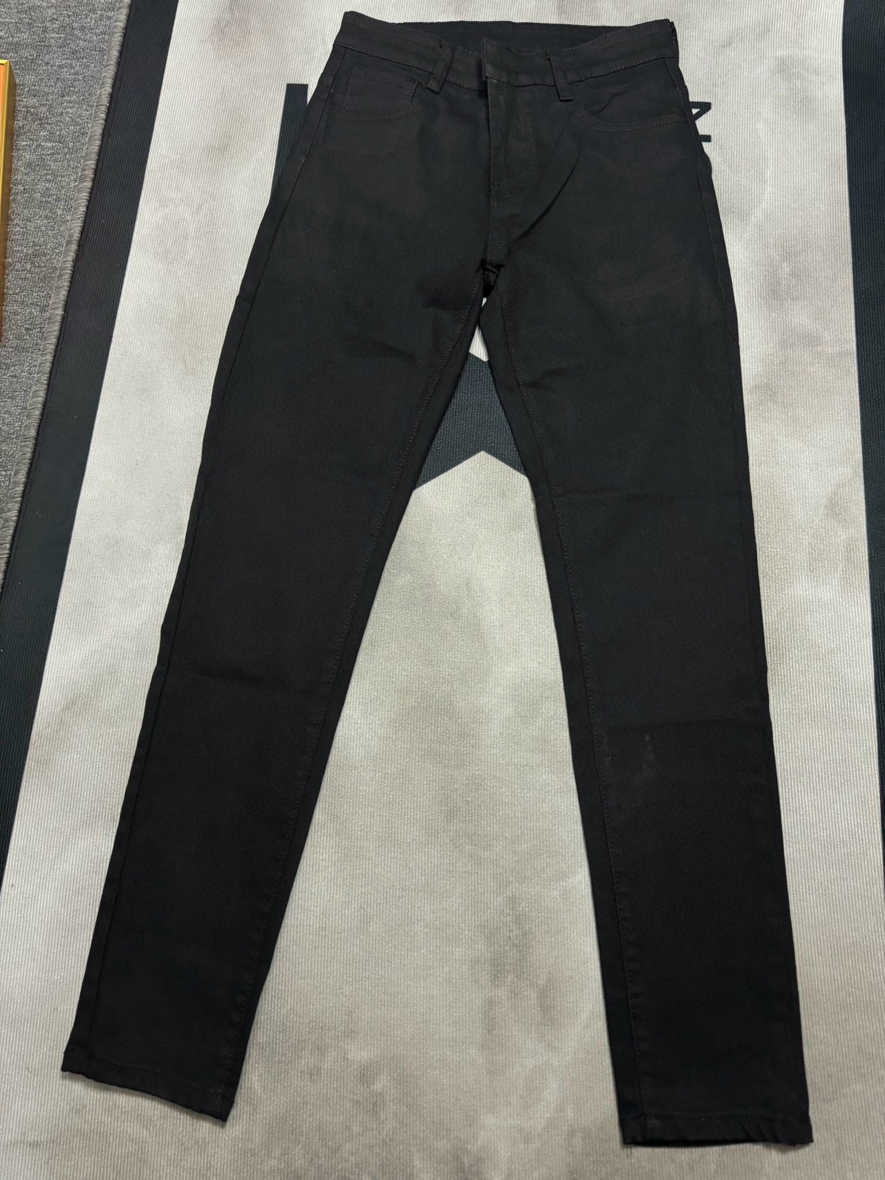 MLB Yankees Retro-Style Jeans: Leading Trend with Custom Fabrics and Hardware Details - 图片 5
