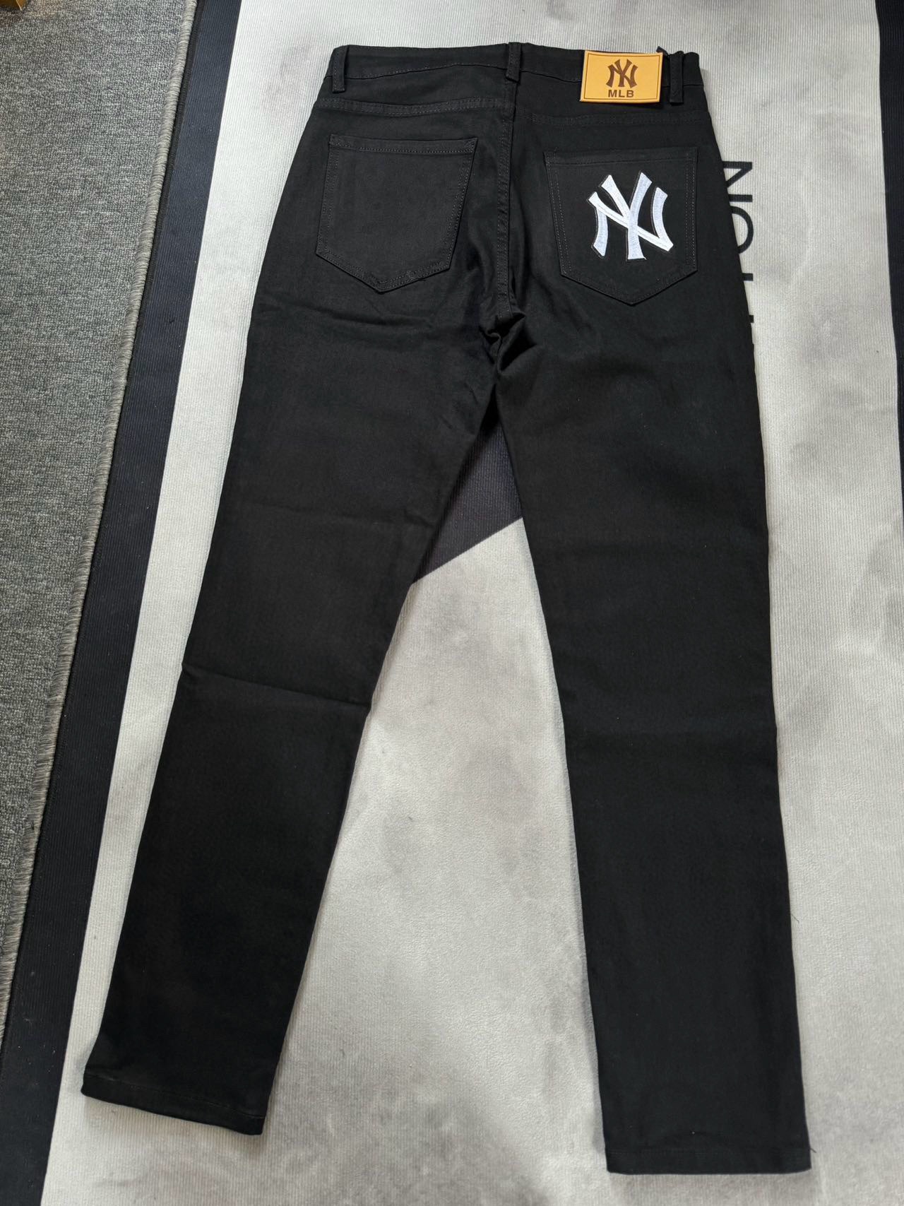 MLB Yankees Retro-Style Jeans: Leading Trend with Custom Fabrics and Hardware Details - 图片 4