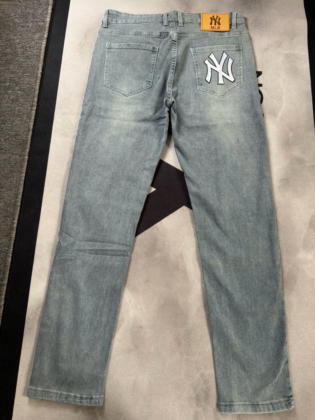 MLB Yankees Retro-Style Jeans: Leading Trend with Custom Fabrics and Hardware Details